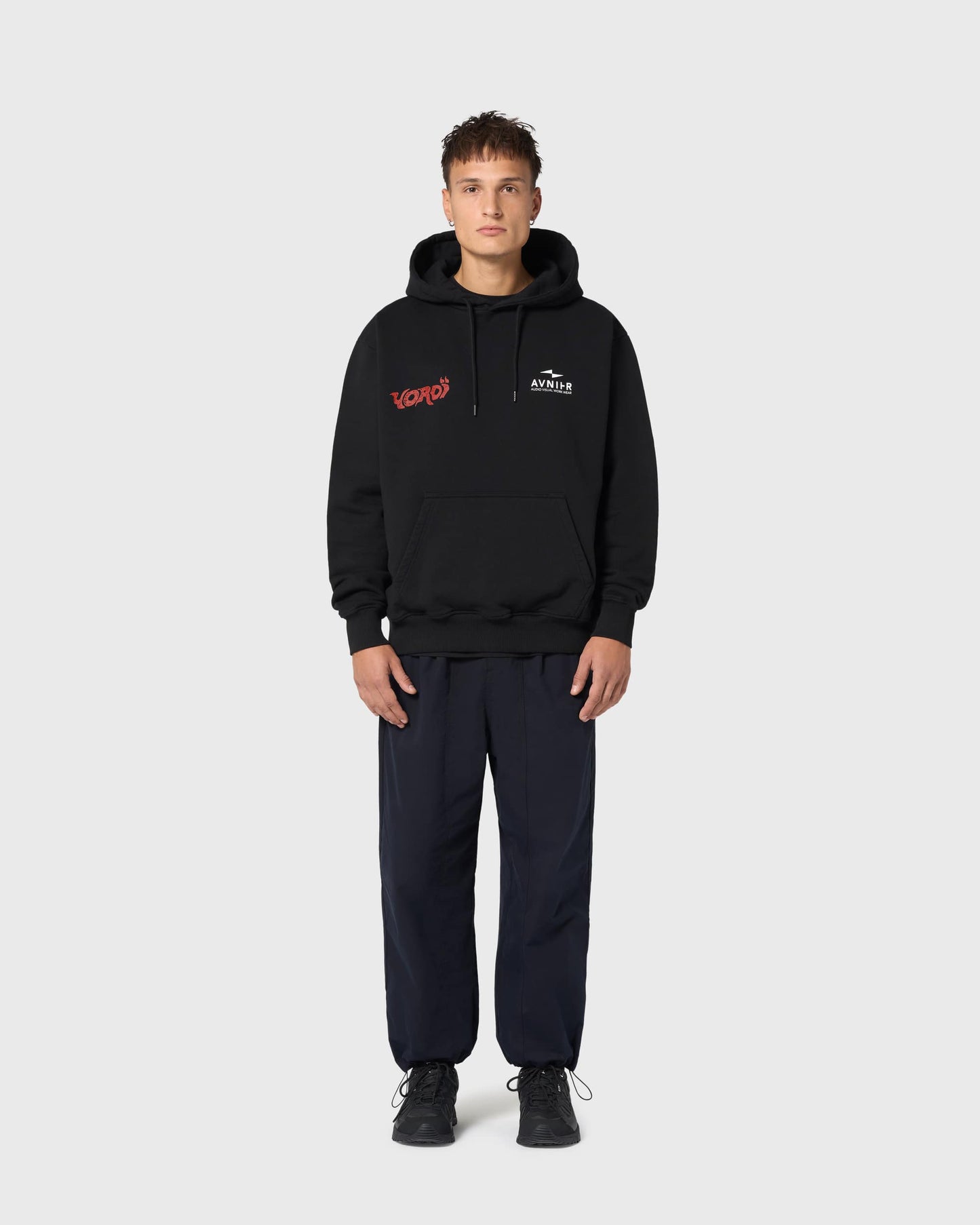 Hoodie Onset SAMA AVNIER noir porté de face, coupe droite et sérigraphie Yoroï sur la poitrine.