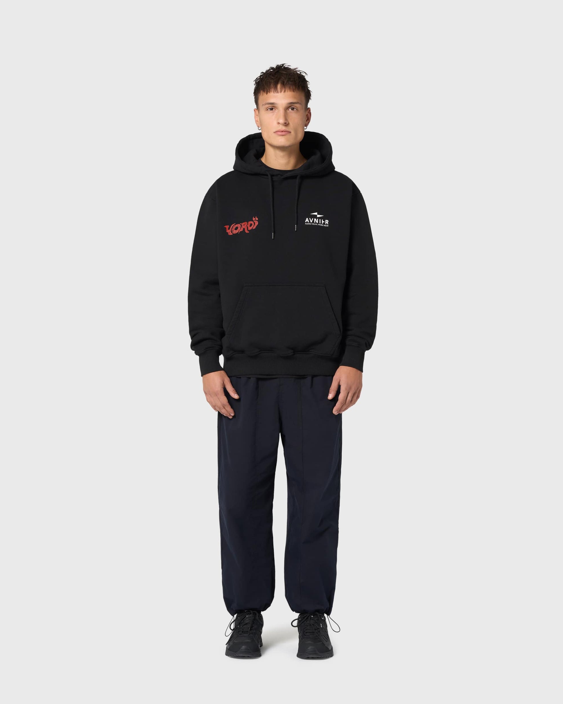 Hoodie Onset SAMA AVNIER noir porté de face, coupe droite et sérigraphie Yoroï sur la poitrine.