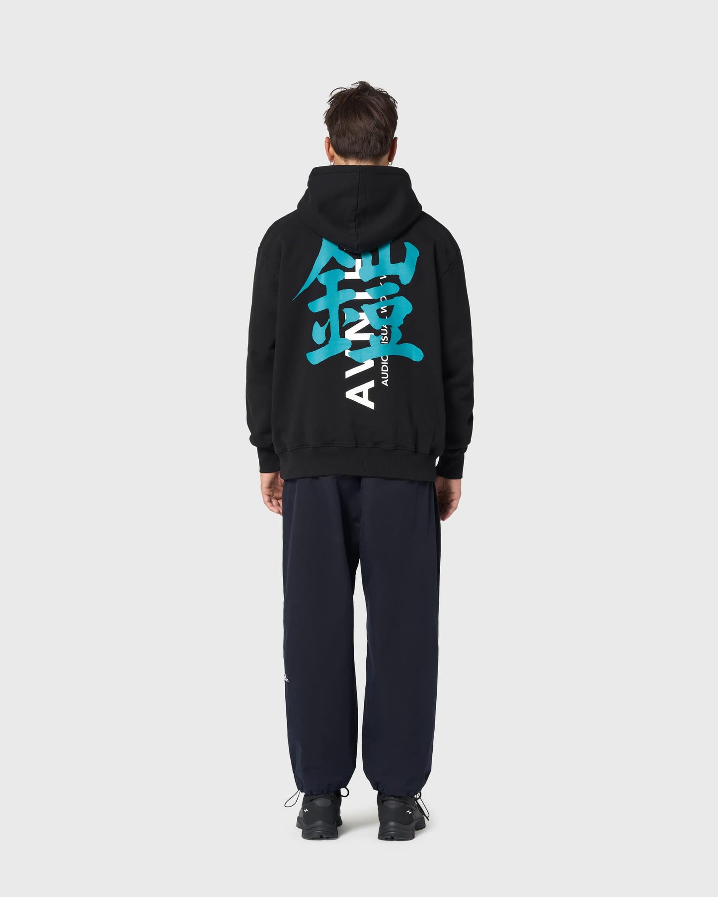 Hoodie Onset SAN AVNIER noir porté de dos, imprimé graphique bleu en kanji symbolisant Yoroï.