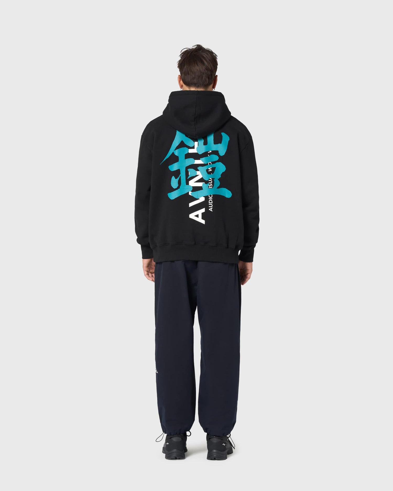 Hoodie Onset SAN AVNIER noir porté de dos, imprimé graphique bleu en kanji symbolisant Yoroï.