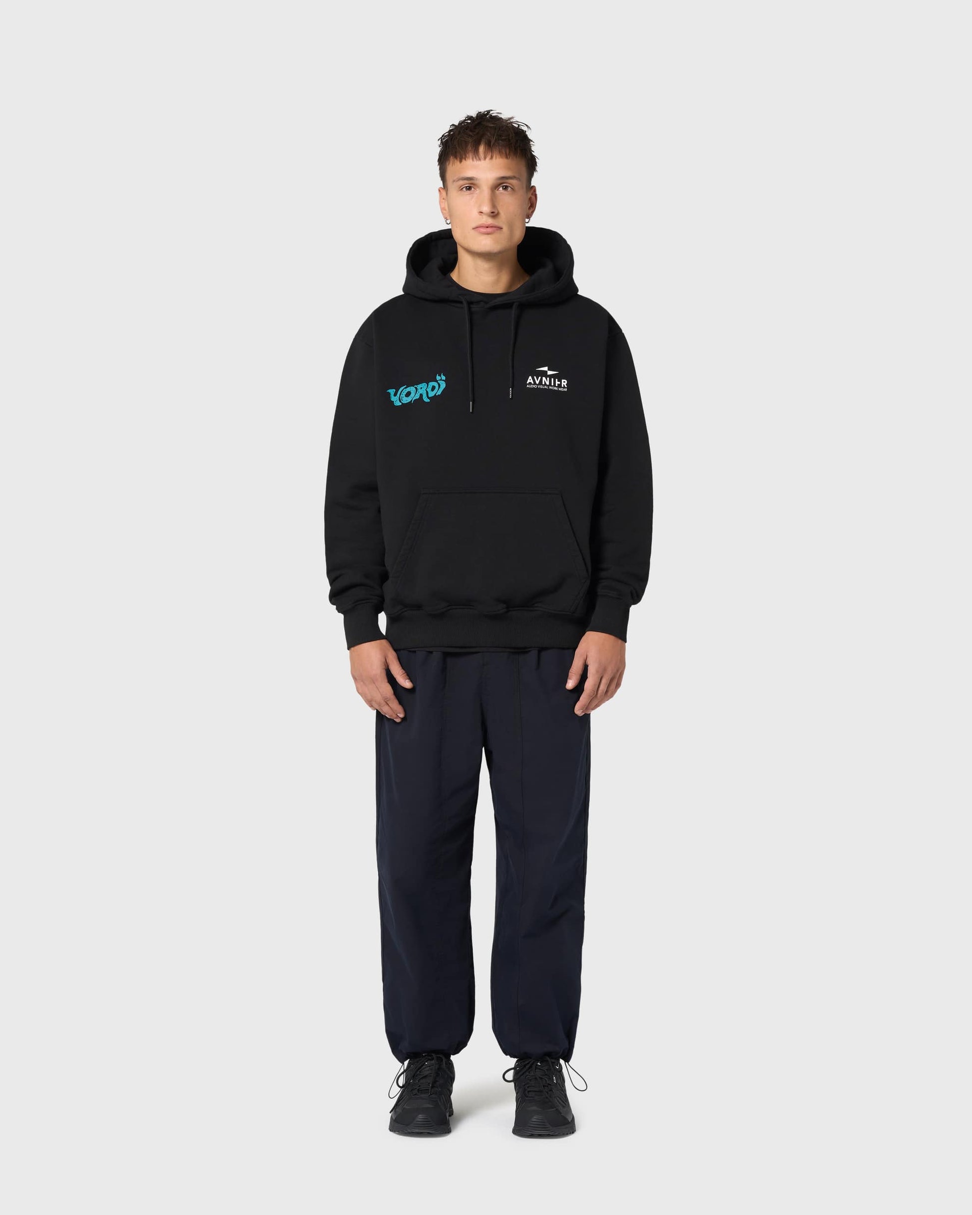 Hoodie Onset SAN AVNIER noir porté de face, coupe droite et sérigraphie Yoroï sur la poitrine.