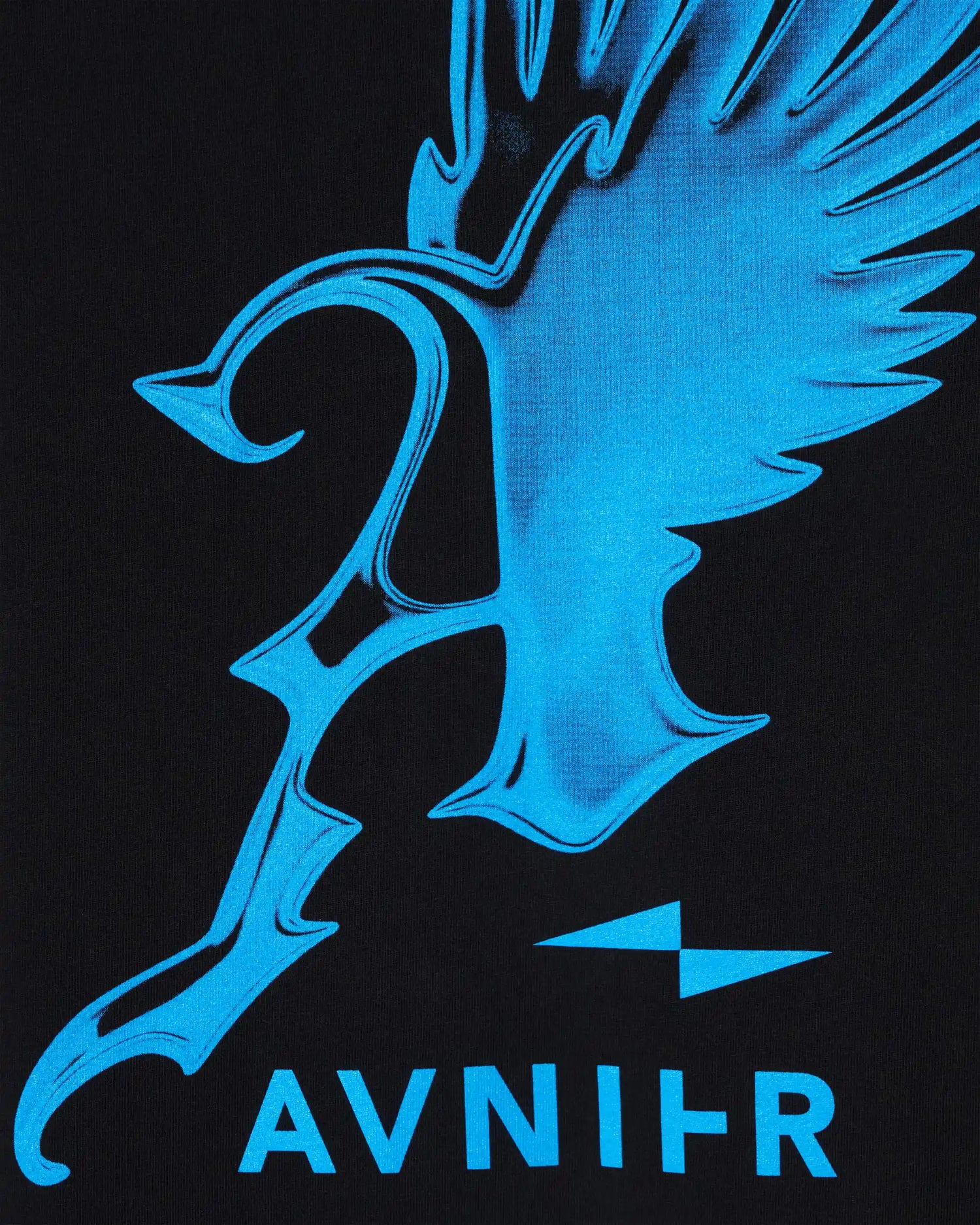 Zoom sur l’imprimé phoenix bleu et le logo AVNIER sur le longsleeve Phoenix noir.
