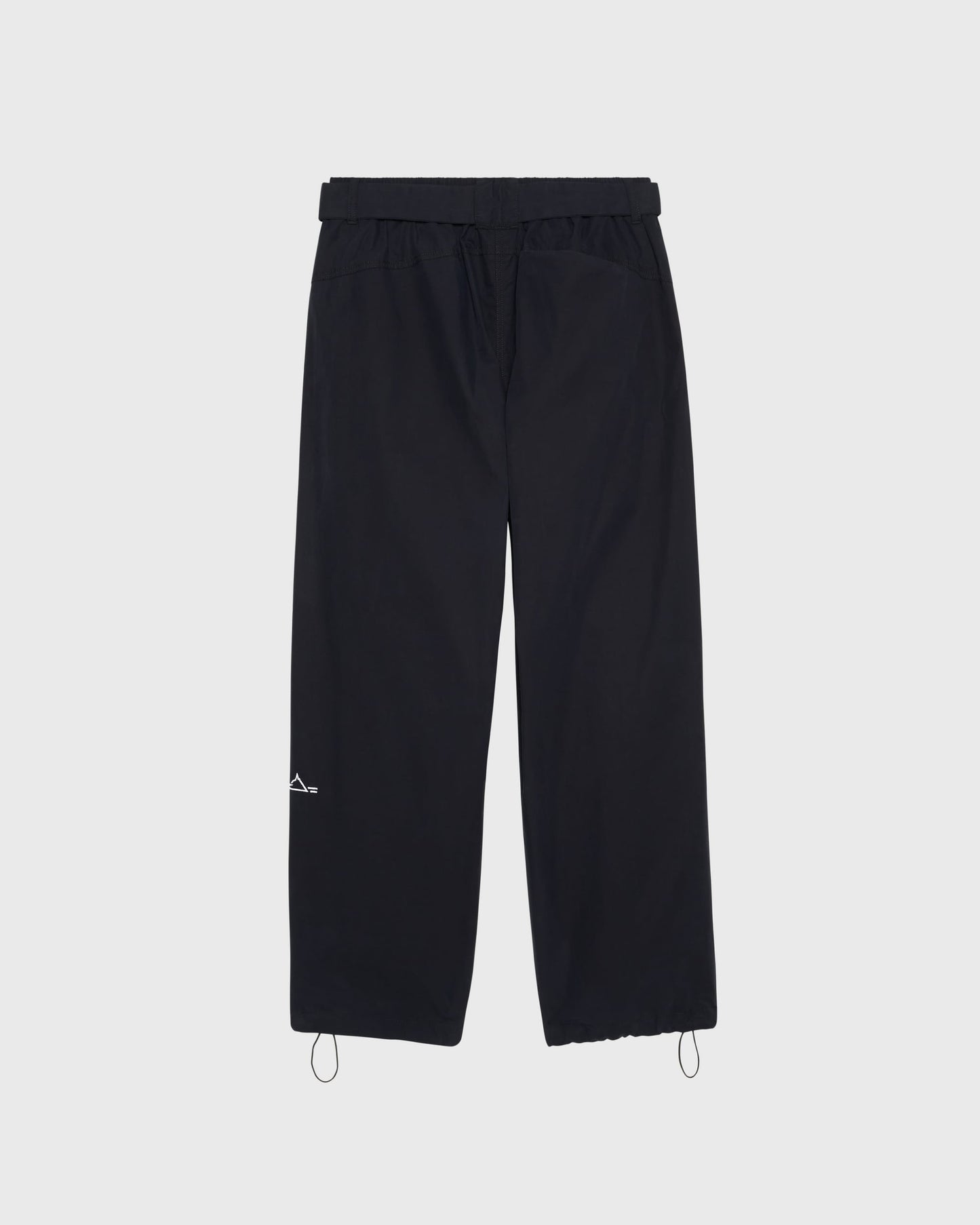 Pantalon Housaka AVNIER × Saint James noir, vue de dos, coupe oversize avec poche arrière sous rabat et broderie Mont sur la jambe gauche.