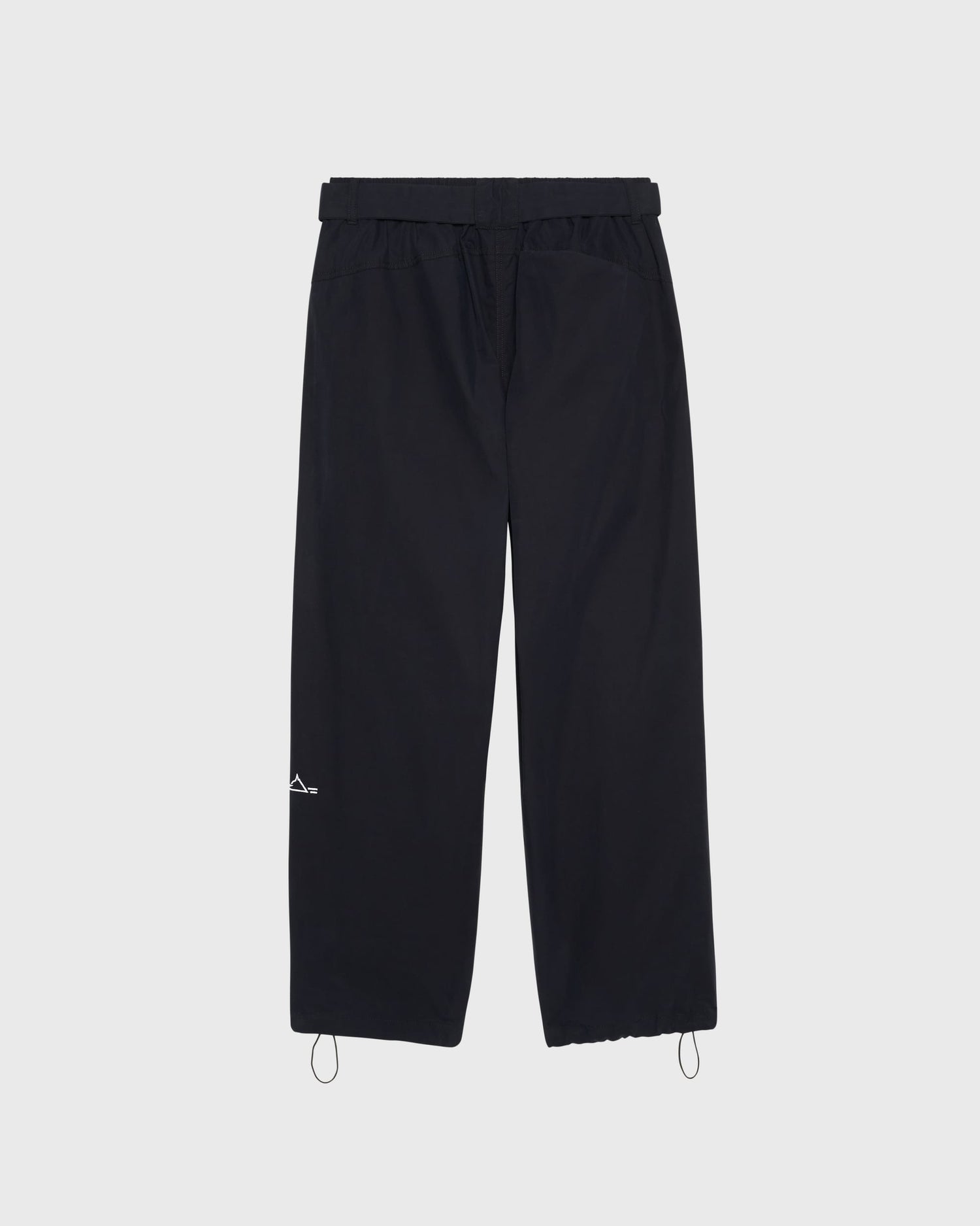 Pantalon Housaka AVNIER × Saint James noir, vue de dos, coupe oversize avec poche arrière sous rabat et broderie Mont sur la jambe gauche.