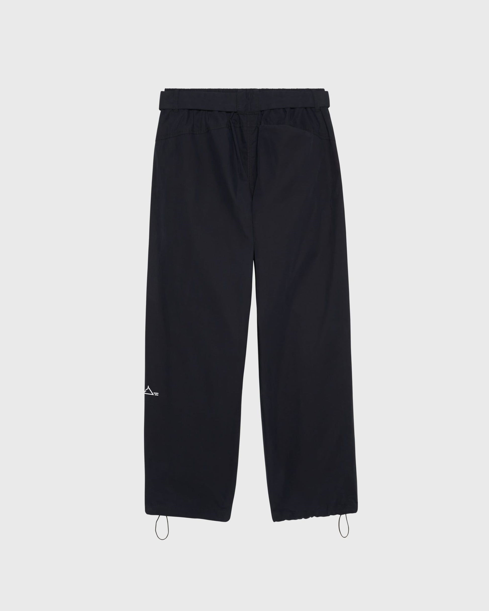 Pantalon Housaka AVNIER × Saint James noir, vue de dos, coupe oversize avec poche arrière sous rabat et broderie Mont sur la jambe gauche.