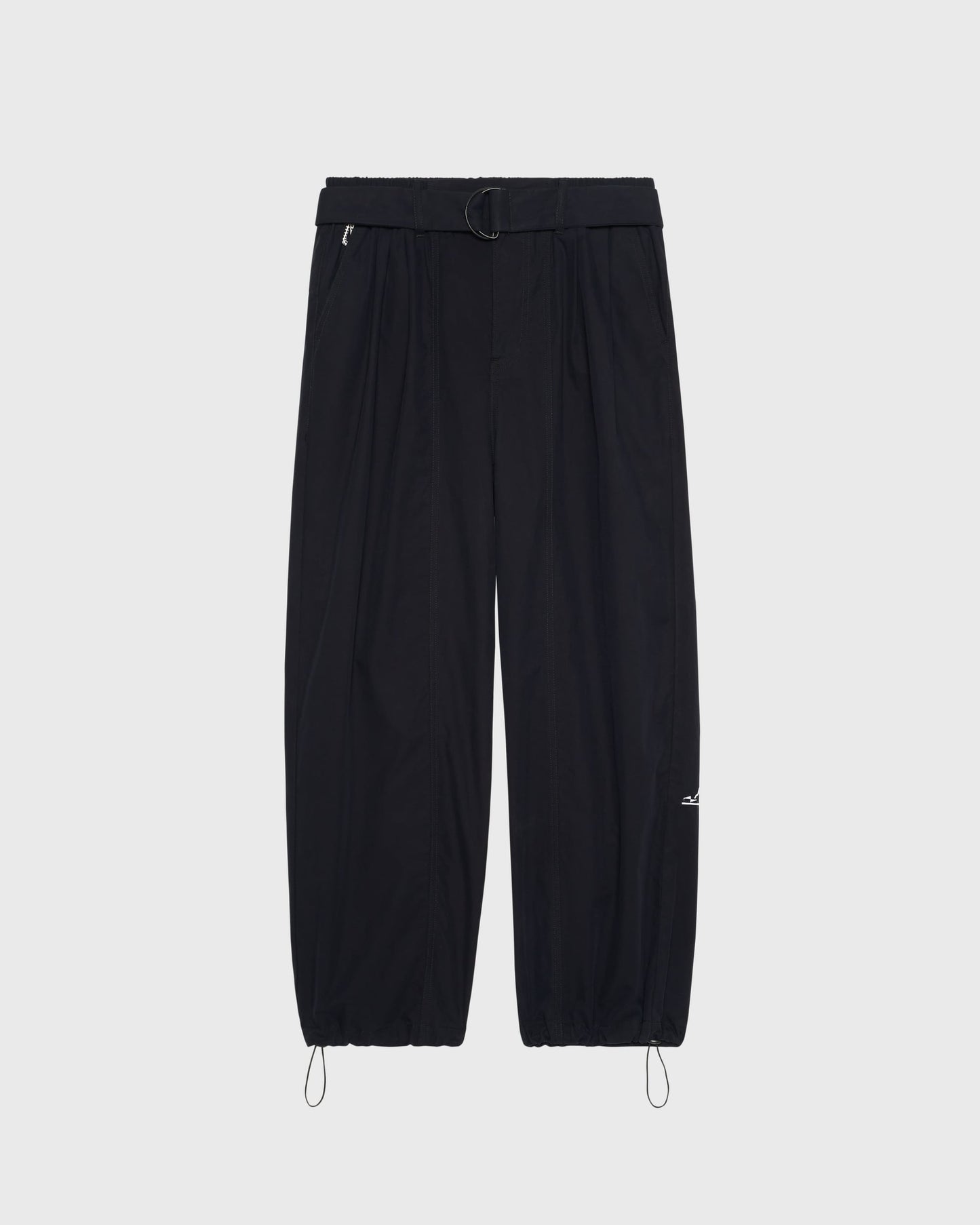 Pantalon Housaka AVNIER × Saint James noir, vue de face, coupe large en toile parachute avec ceinture technique à boucle métallique.