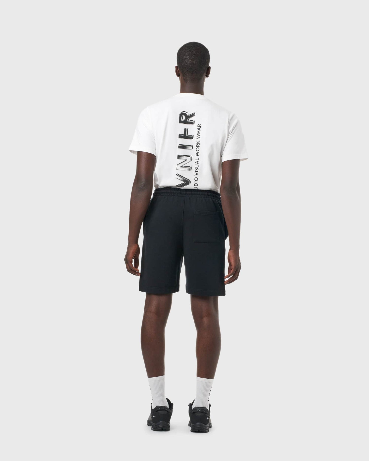 Short noir Avnier Break V3 porté, vue arrière — poches plaquées et finitions soignées.