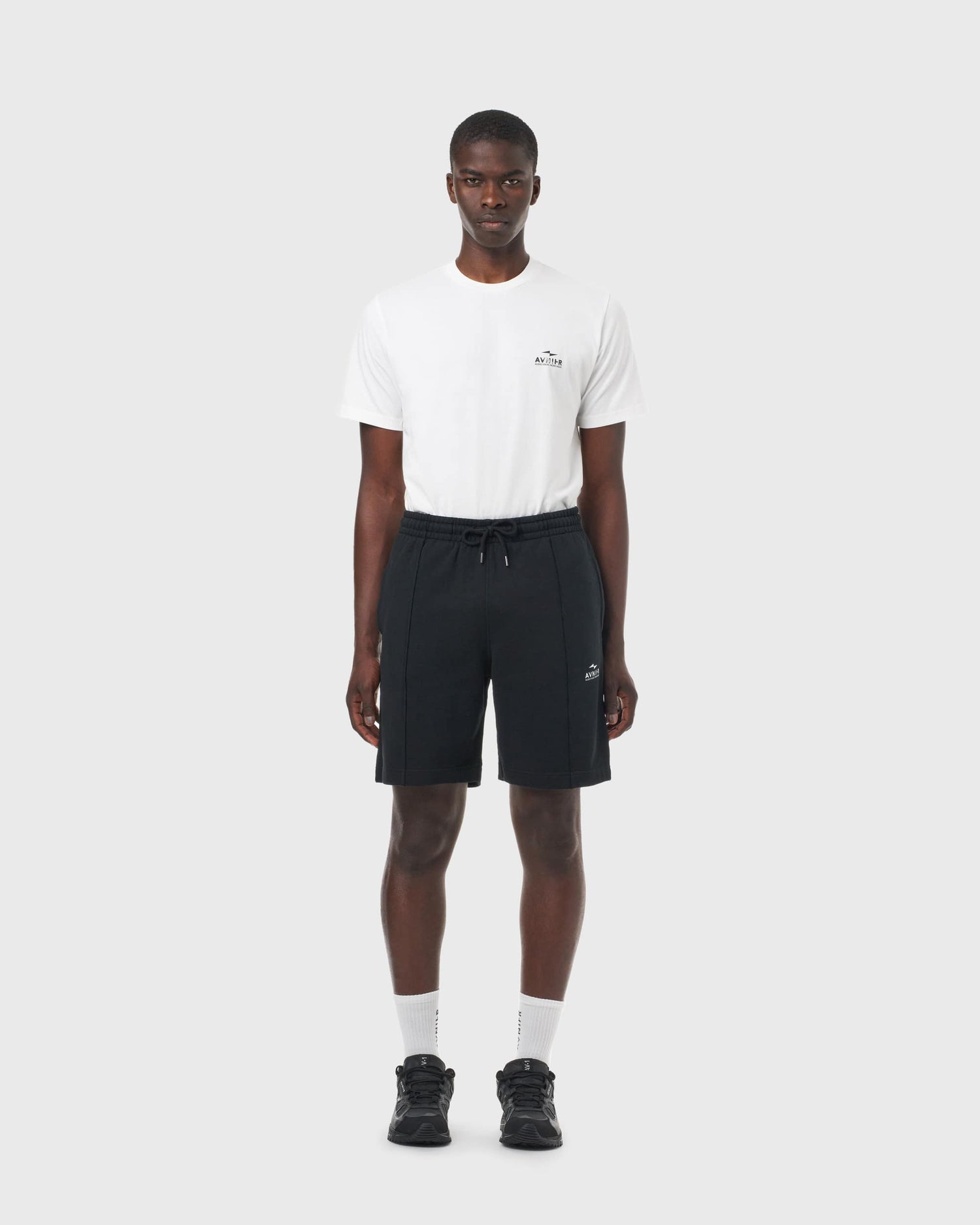 Short noir Avnier Break V3 porté, style décontracté et minimaliste — logo avant discret.