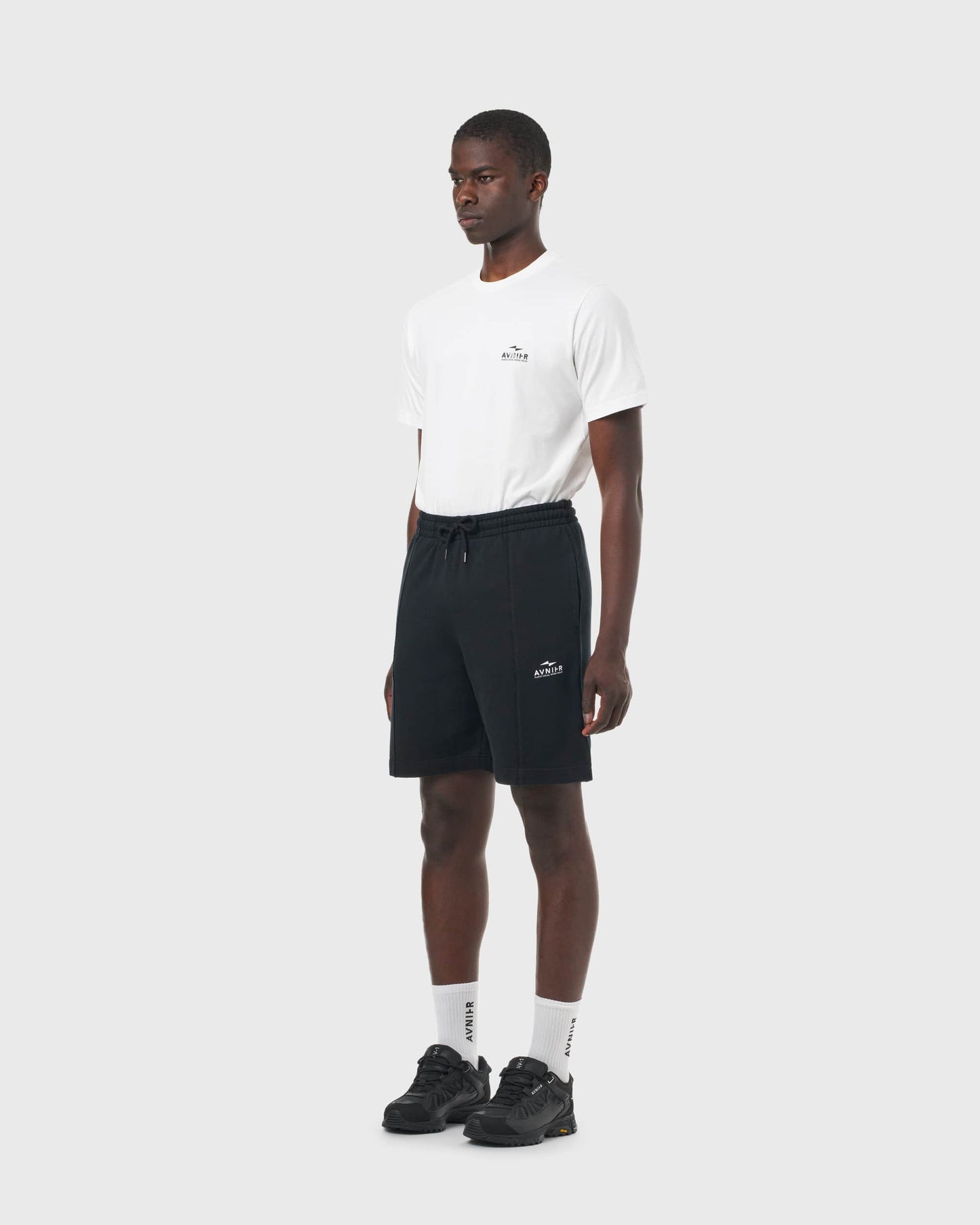 Short noir Avnier Break V3, vue de profil — tissu doux et coupe confortable.
