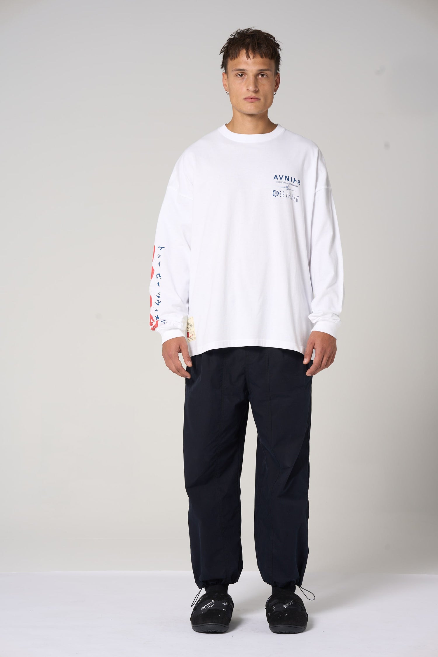 T-shirt blanc oversize AVNIER × SEVESKIG, coupe ample en coton épais, imprimé poitrine, fabriqué au Japon. - blanc