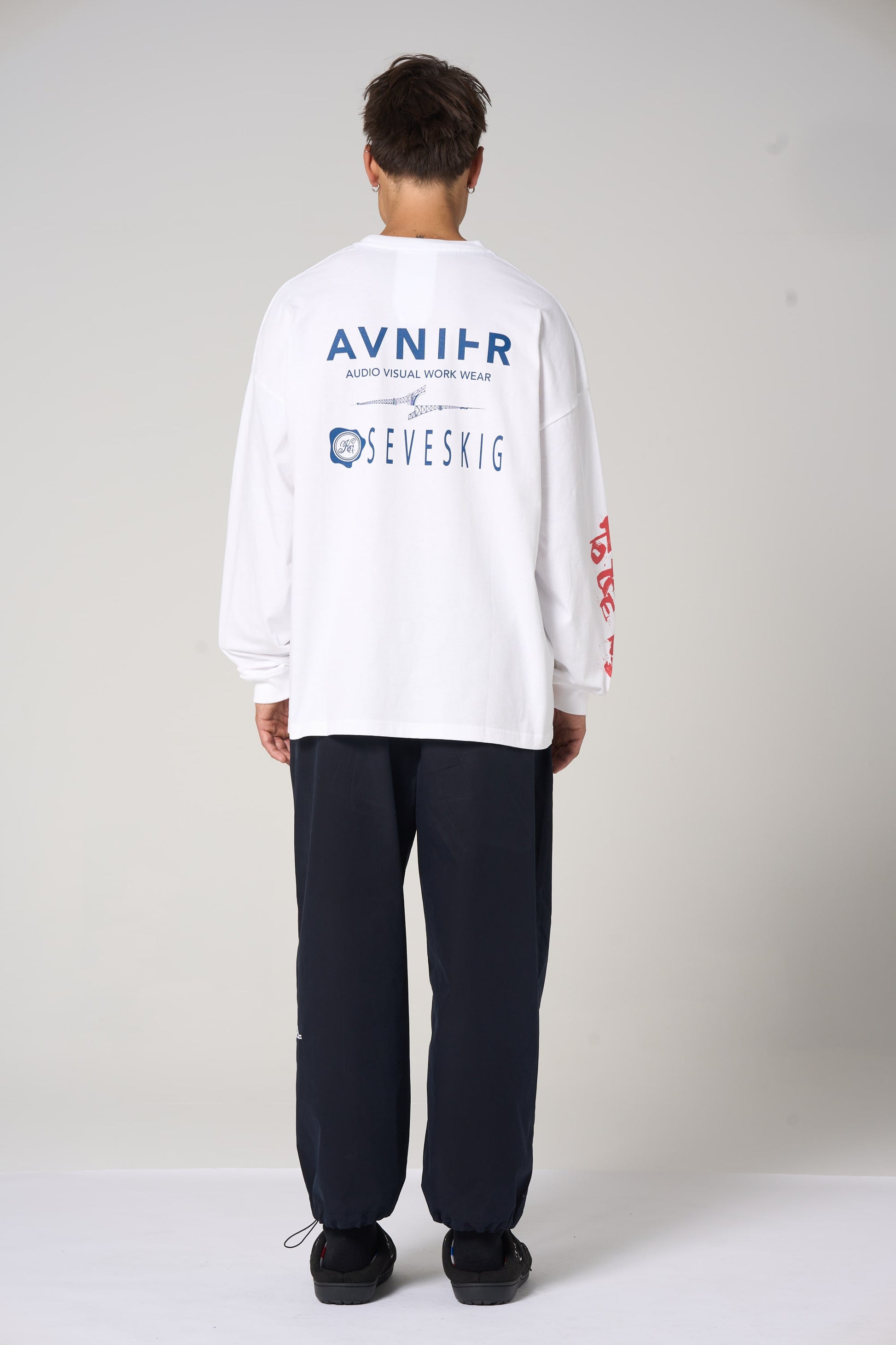 Vue de dos du t-shirt blanc AVNIER × SEVESKIG, design épuré et impression japonaise. - blanc