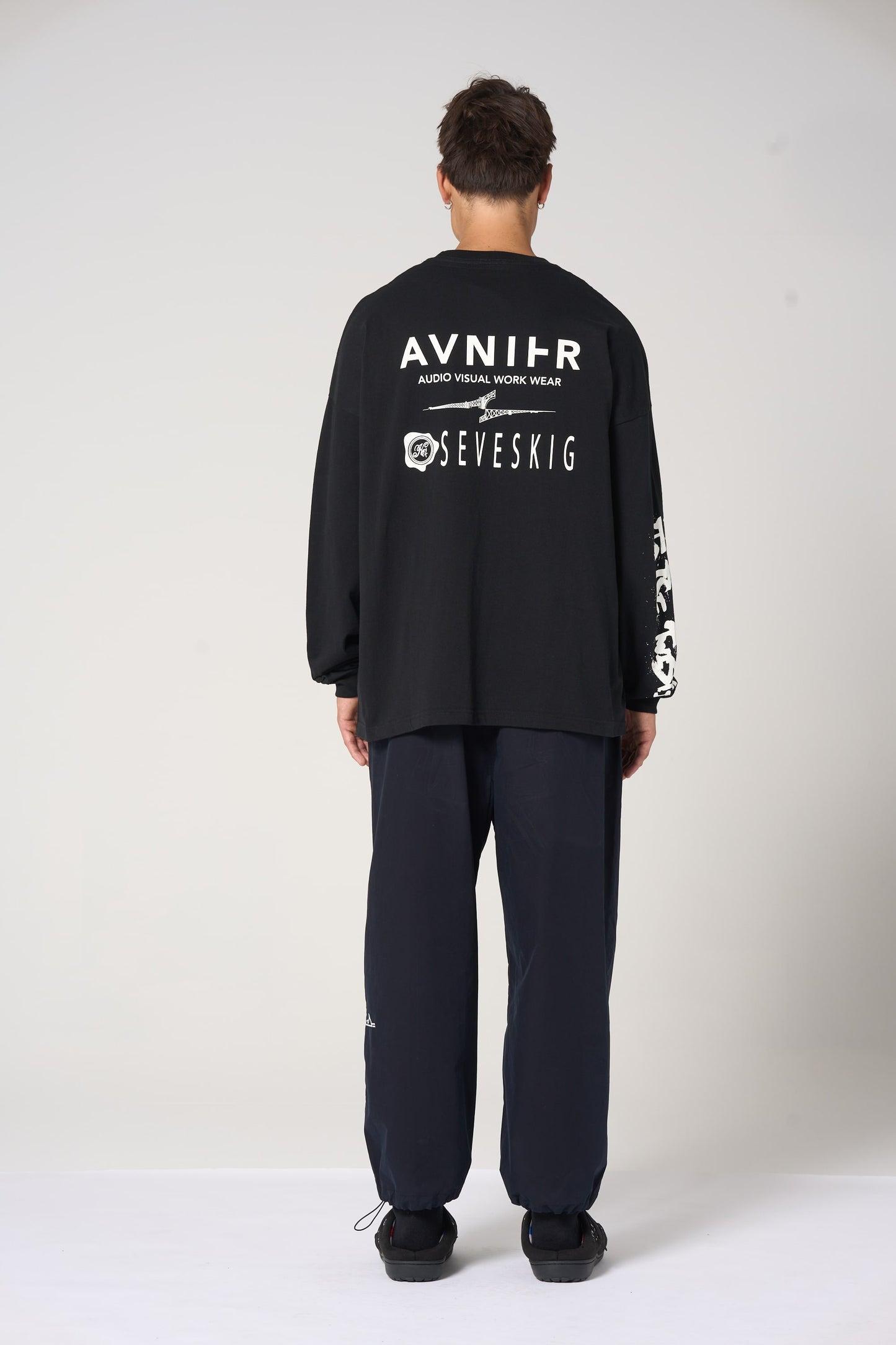 Dos du t-shirt noir AVNIER × SEVESKIG, impression graphique japonaise, jersey coton durable. - noir