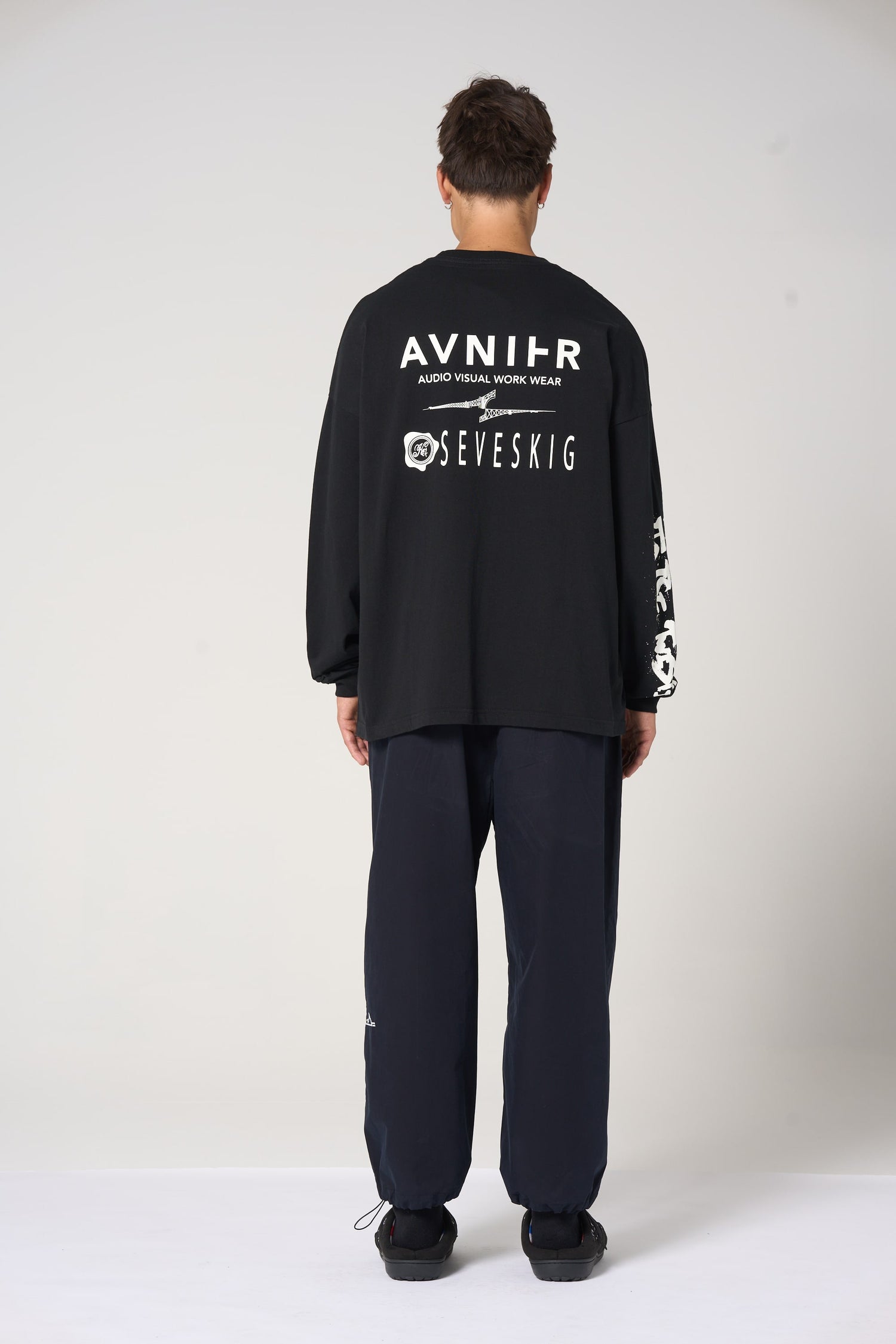 Dos du t-shirt noir AVNIER × SEVESKIG, impression graphique japonaise, jersey coton durable. - noir