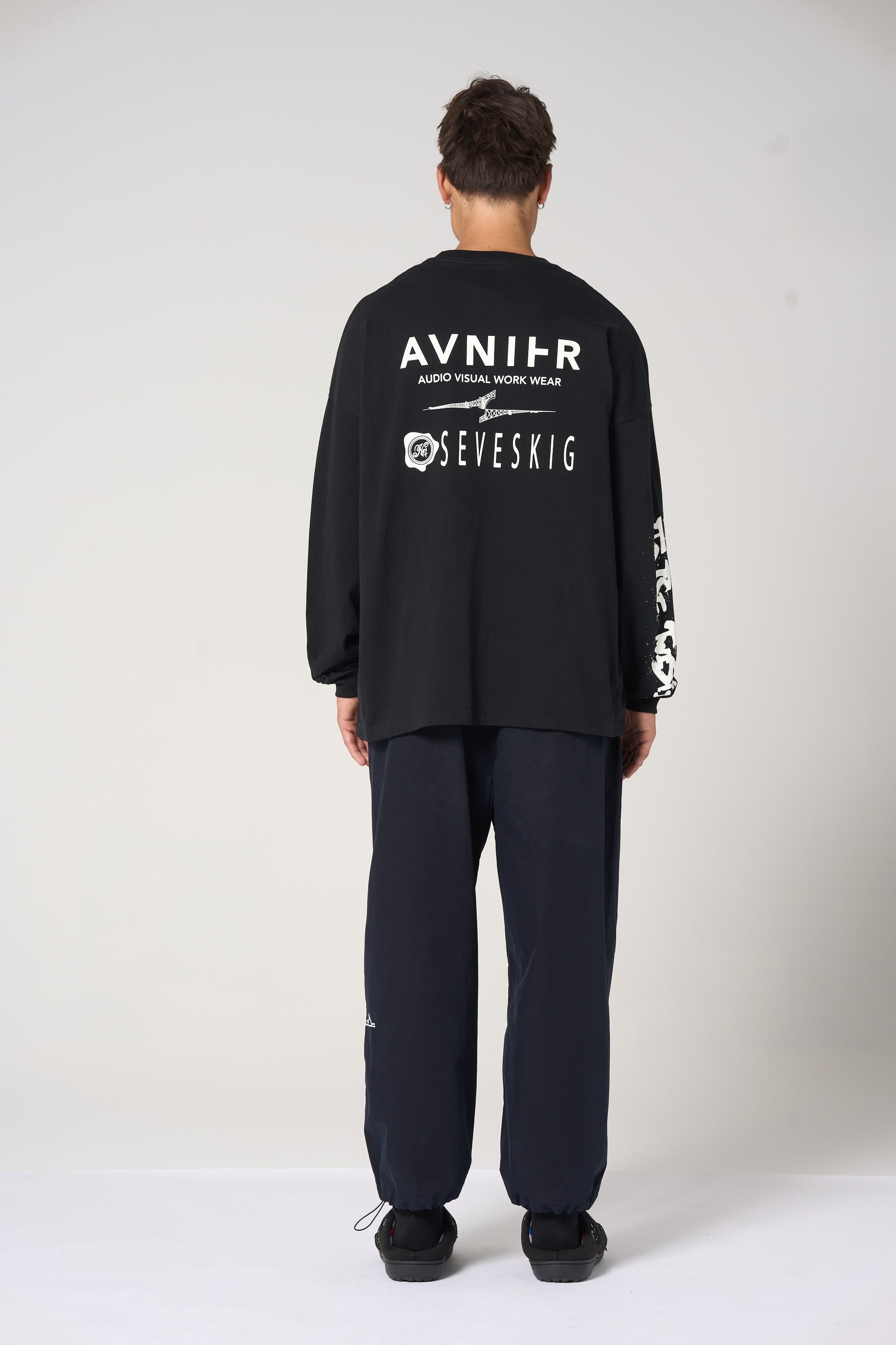 Dos du t-shirt noir AVNIER × SEVESKIG, impression graphique japonaise, jersey coton durable. - noir