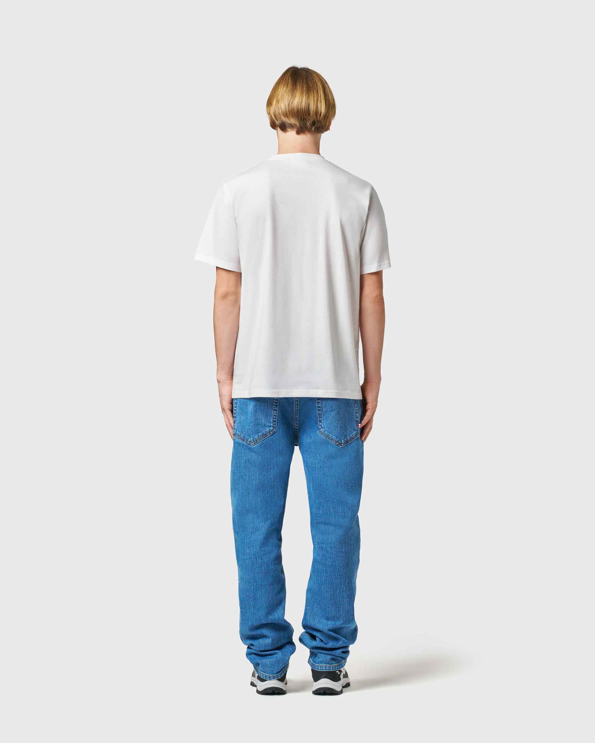 t-shirt-source-v4-blanc-avnier-orelsan-4-silhouette-look-dos - Blanc