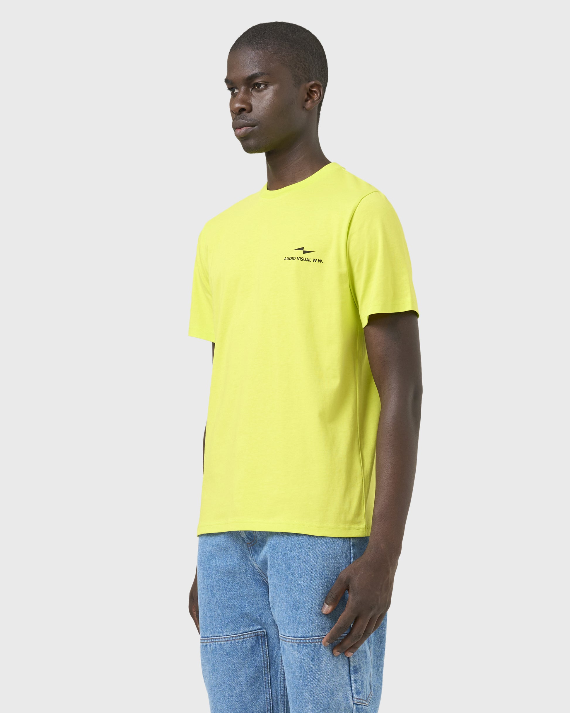 t-shirt-source-vertical-jaune-avnier-tournage-4-silhouette-look - Jaune signalisation