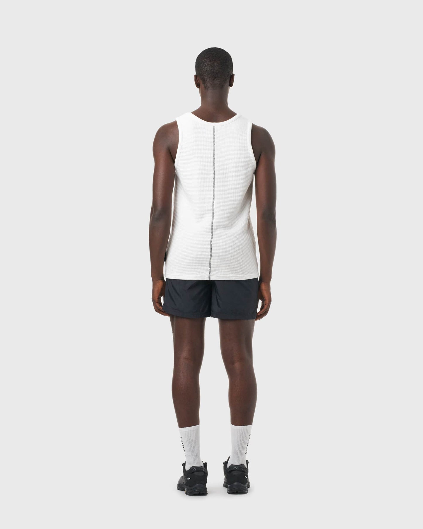 Débardeur blanc Avnier Aperture vu de dos, coupe droite et design intemporel.