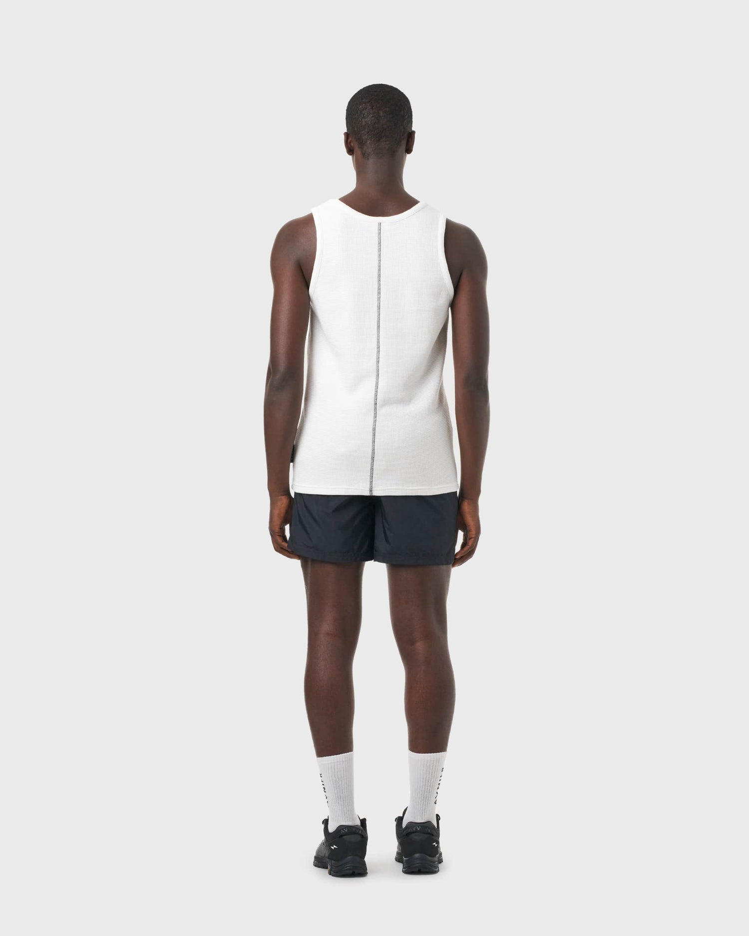 Débardeur blanc Avnier Aperture vu de dos, coupe droite et design intemporel.