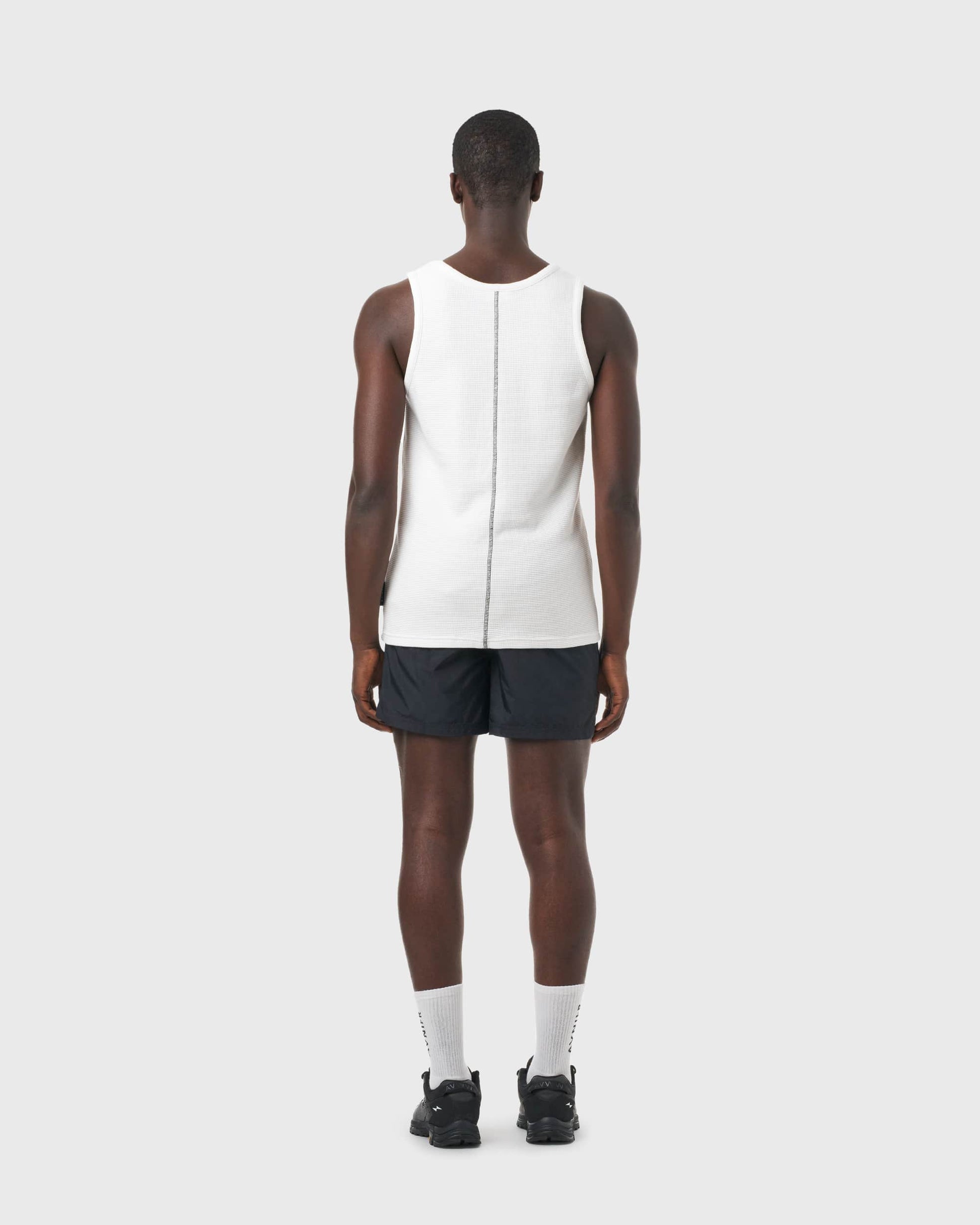 Débardeur blanc Avnier Aperture vu de dos, coupe droite et design intemporel.