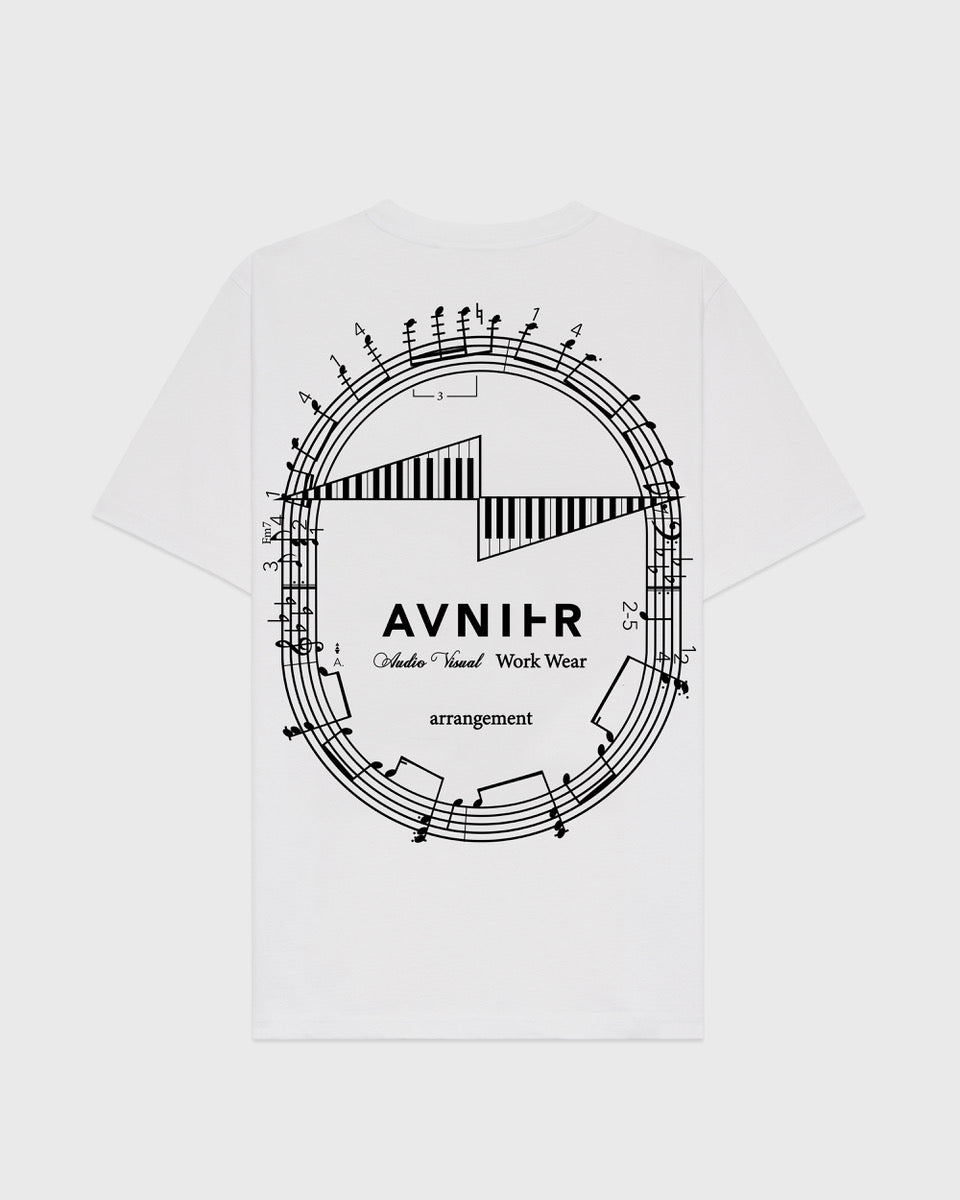 Dos du T-shirt blanc Avnier Arrangement, grand imprimé graphique inspiré d’une partition musicale — design audiovisuel workwear.