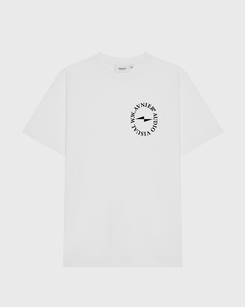 T-shirt blanc Avnier Arrangement, logo circulaire noir “Audio Visual Workwear” sur la poitrine.