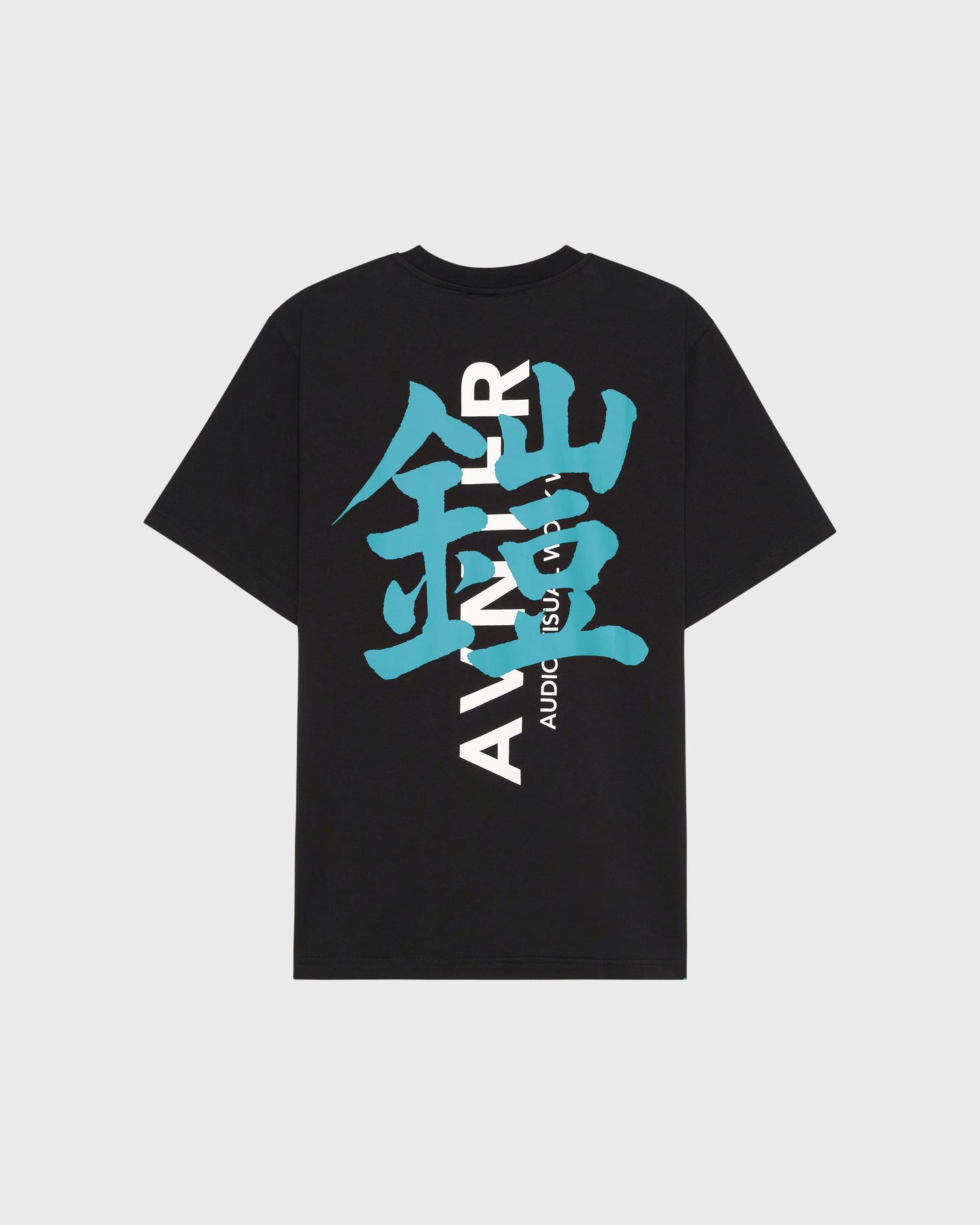 Grand visuel bleu Yoroï au dos du T-shirt AVNIER, hommage à la culture japonaise et au style audiovisuel contemporain.