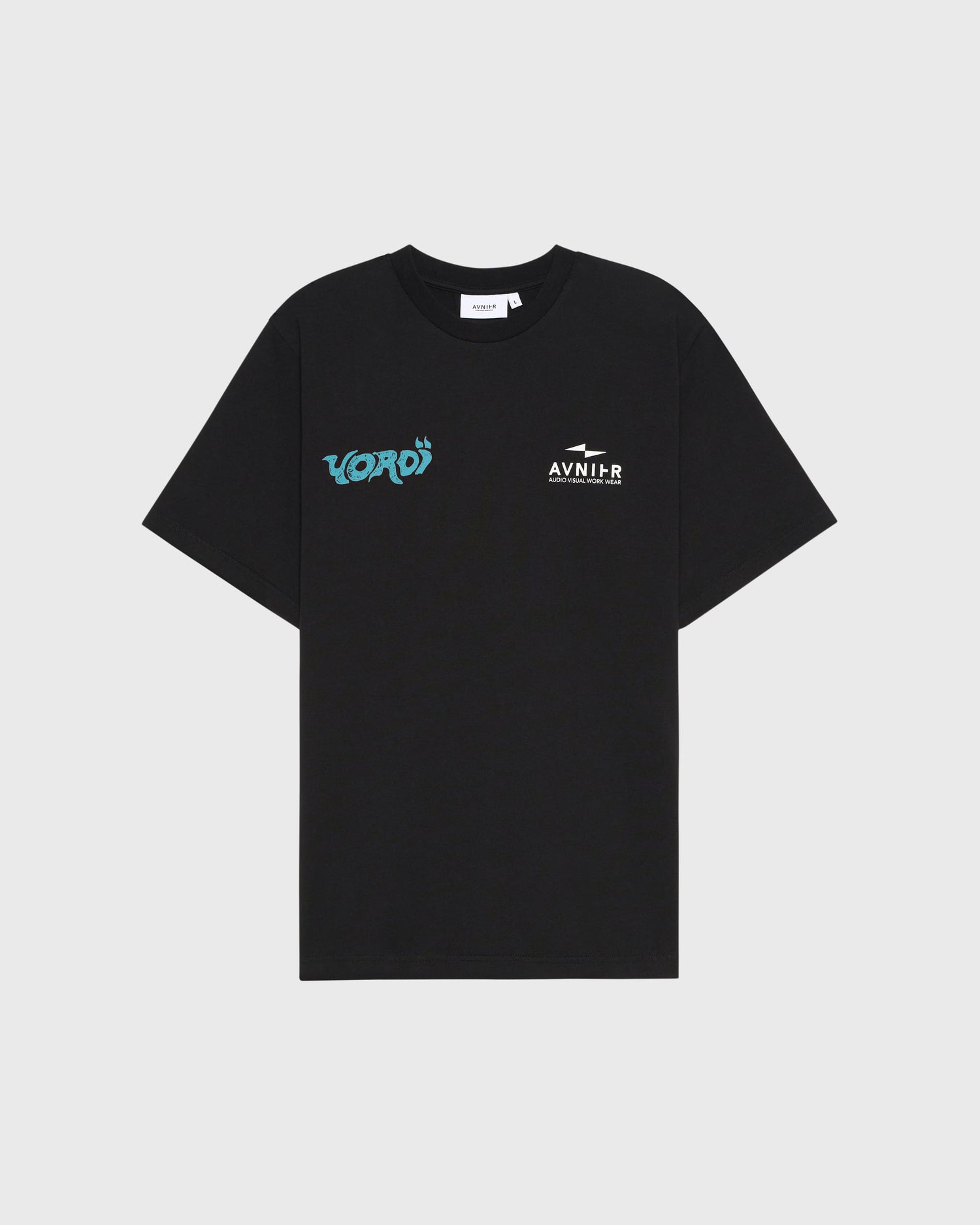 T-shirt AVNIER × Yoroï noir en coton bio, design inspiré du film d’Orelsan, imprimé bleu électrique sur la poitrine.