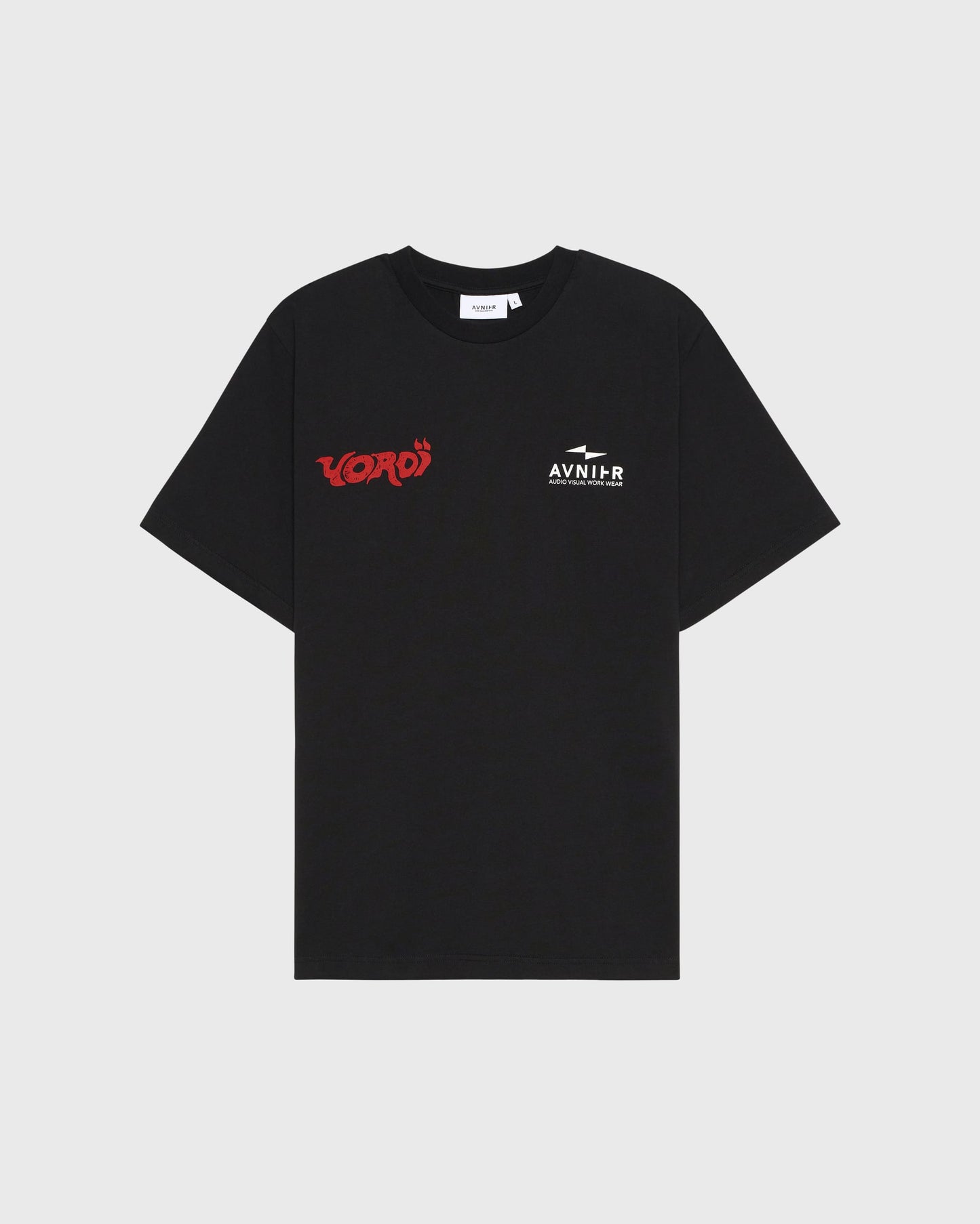 T-shirt AVNIER × Yoroï noir en coton bio, design rouge vibrant inspiré du film Yoroï d’Orelsan, coupe droite unisexe.