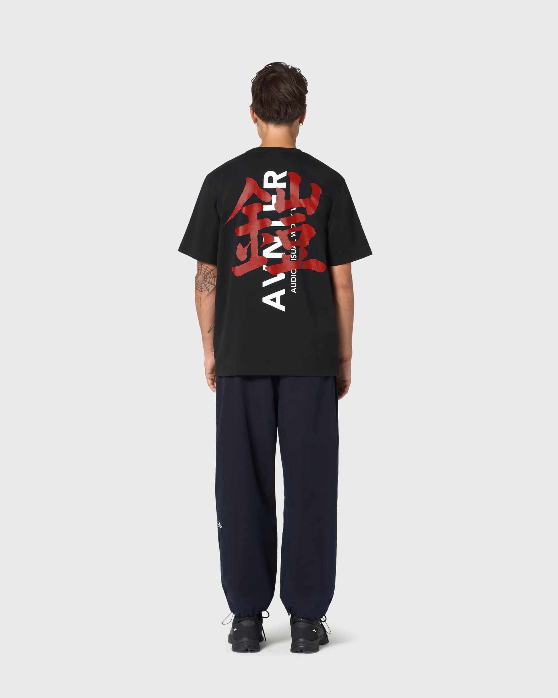 Vue arrière du T-shirt AVNIER Yoroï noir, grand imprimé rouge façon affiche de film japonais, style streetwear artistique.