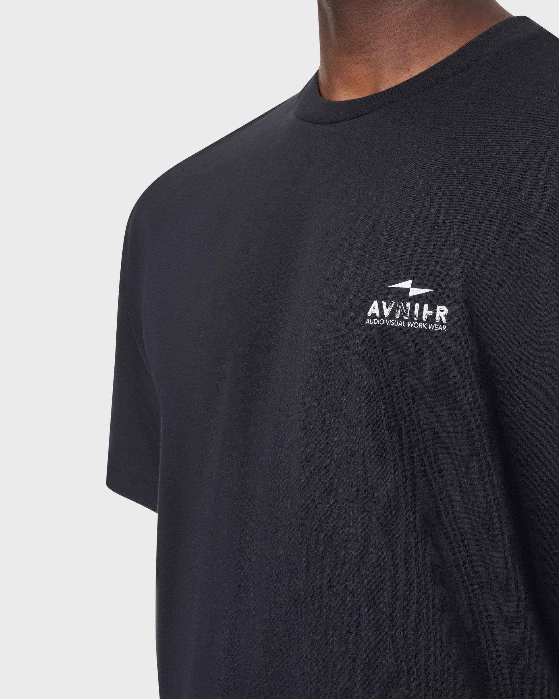 Détail du logo Avnier brodé sur la poitrine du T-shirt Source Black Chrome Vertical.