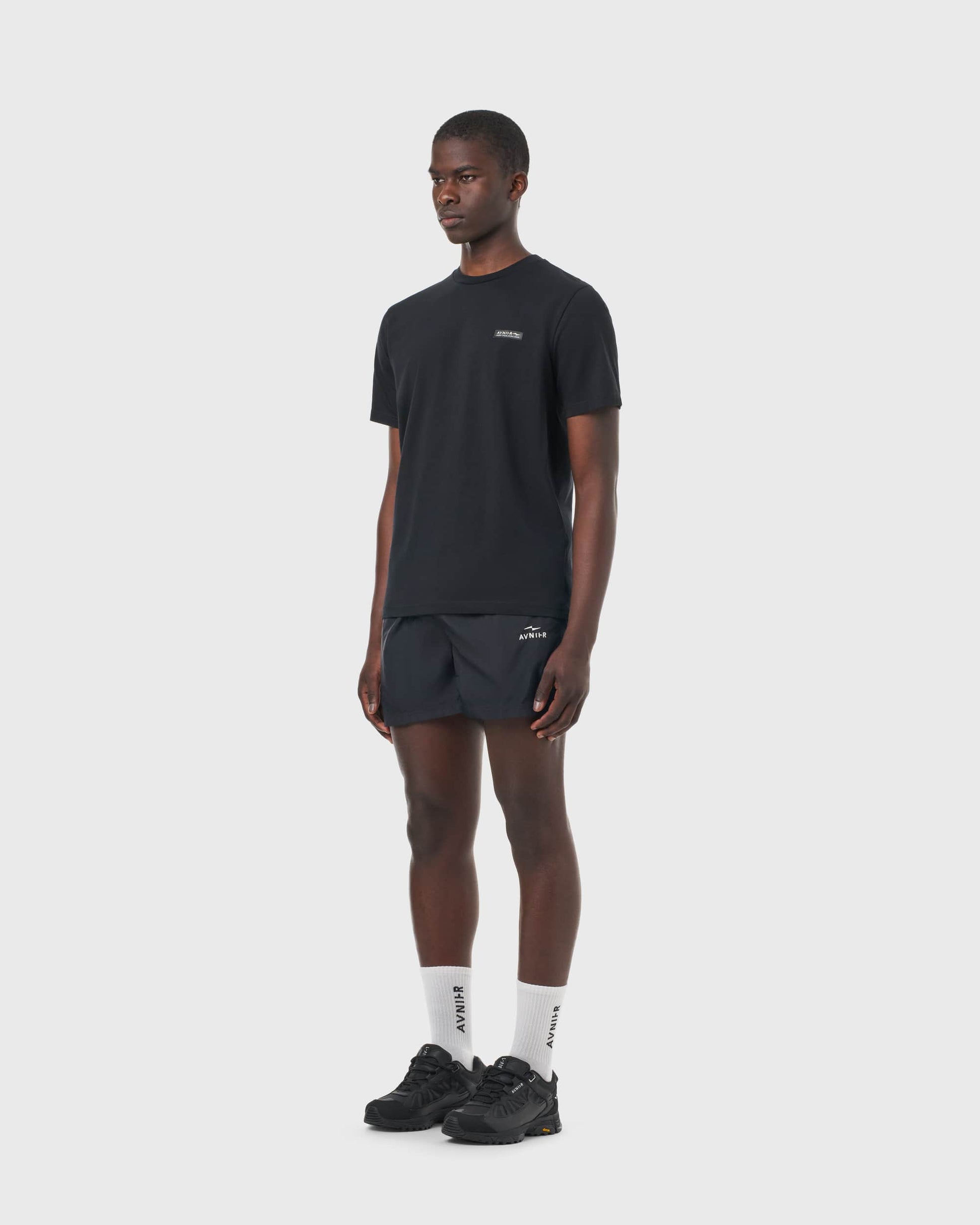 tshirt-noir-avnier-source-v5-homme-profil-minimaliste - noir