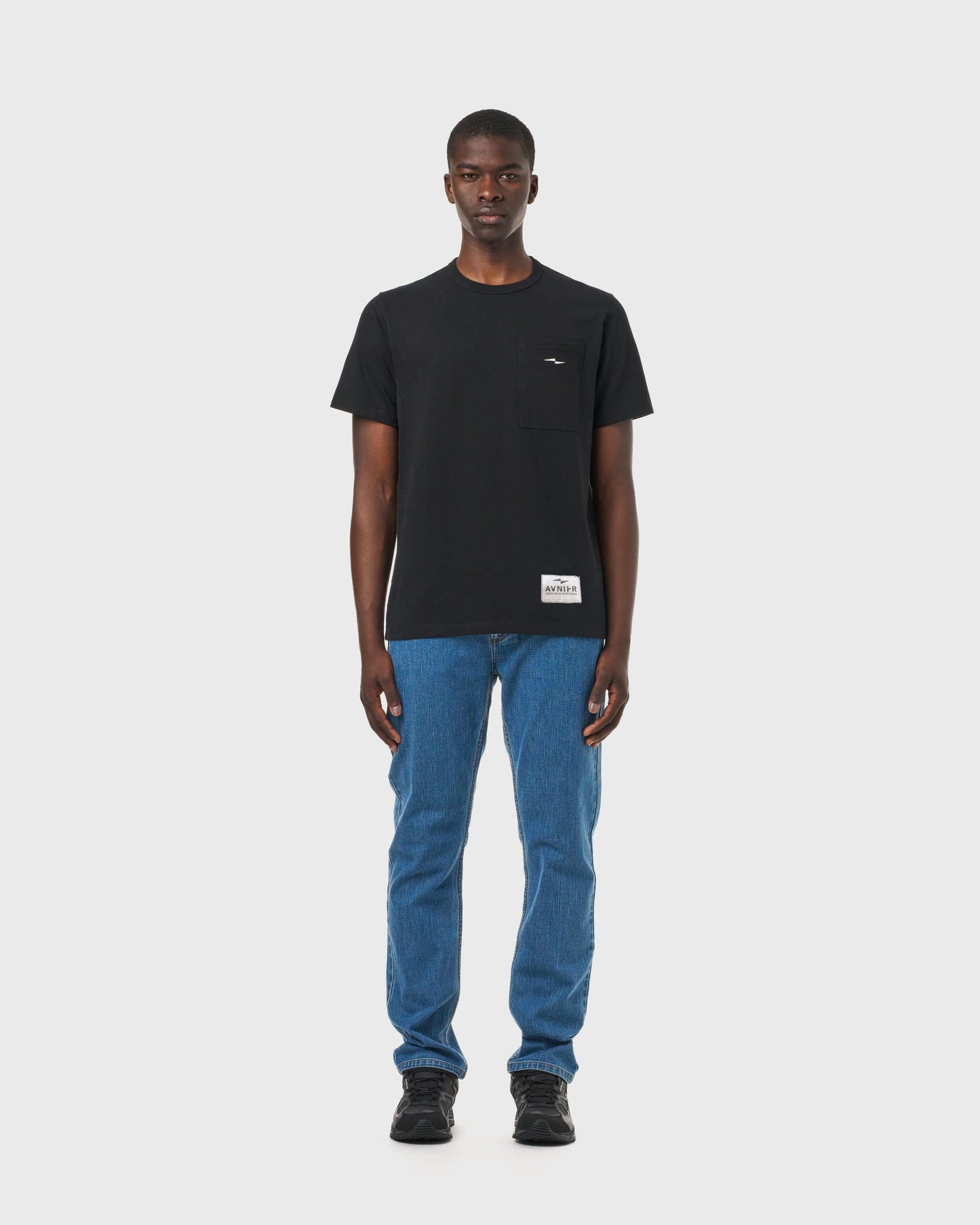 T-shirt noir Avnier Prelude porté, coupe unisexe workwear audiovisuel.