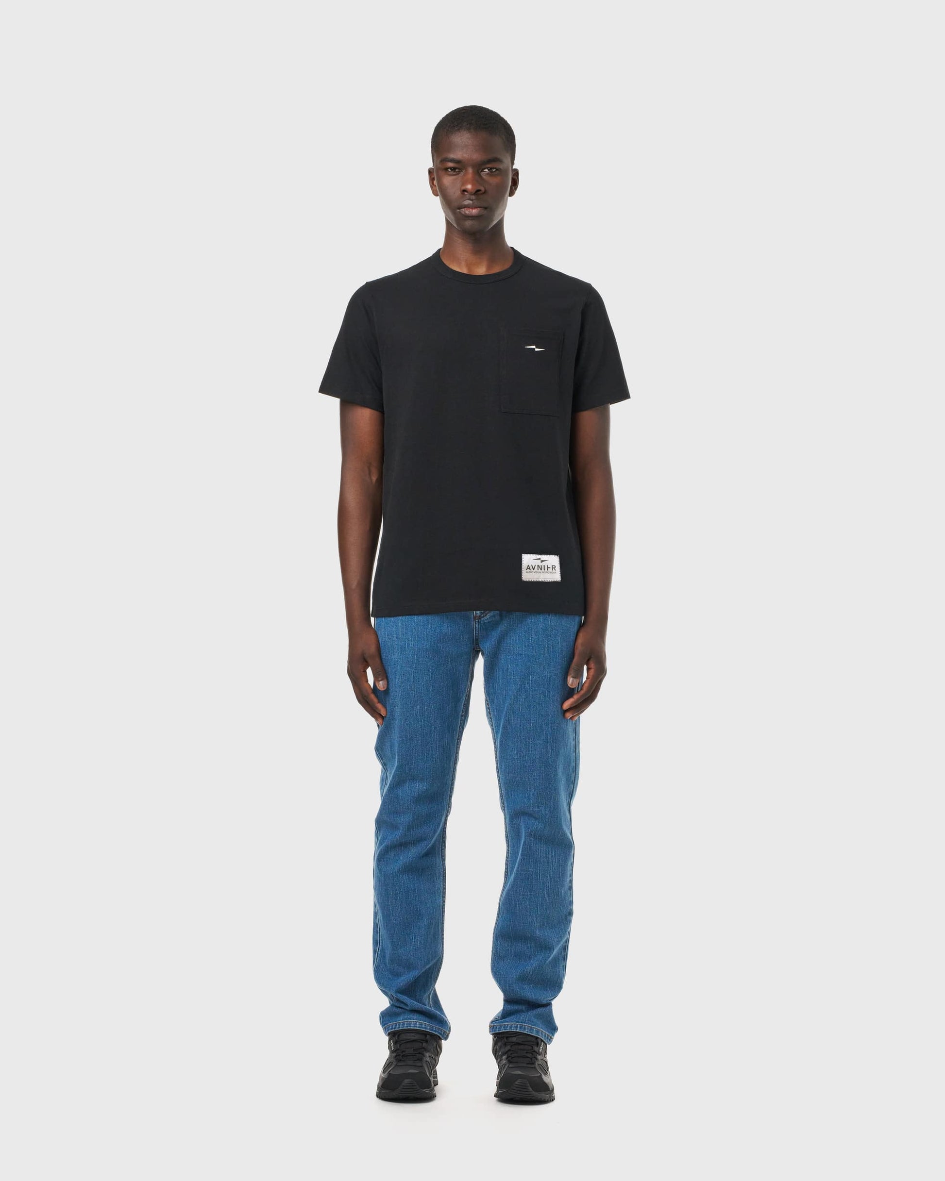 T-shirt noir Avnier Prelude porté, coupe unisexe workwear audiovisuel.