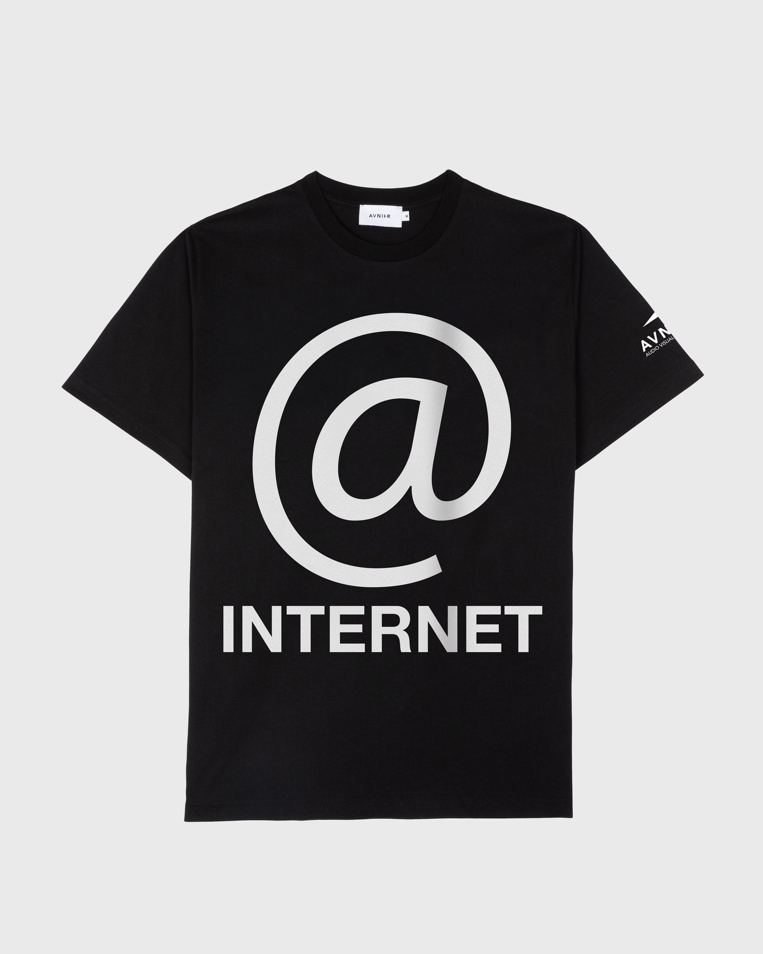 T-shirt Source Internet AVNIER noir, vue de face, grand symbole arobase avec inscription « internet ».