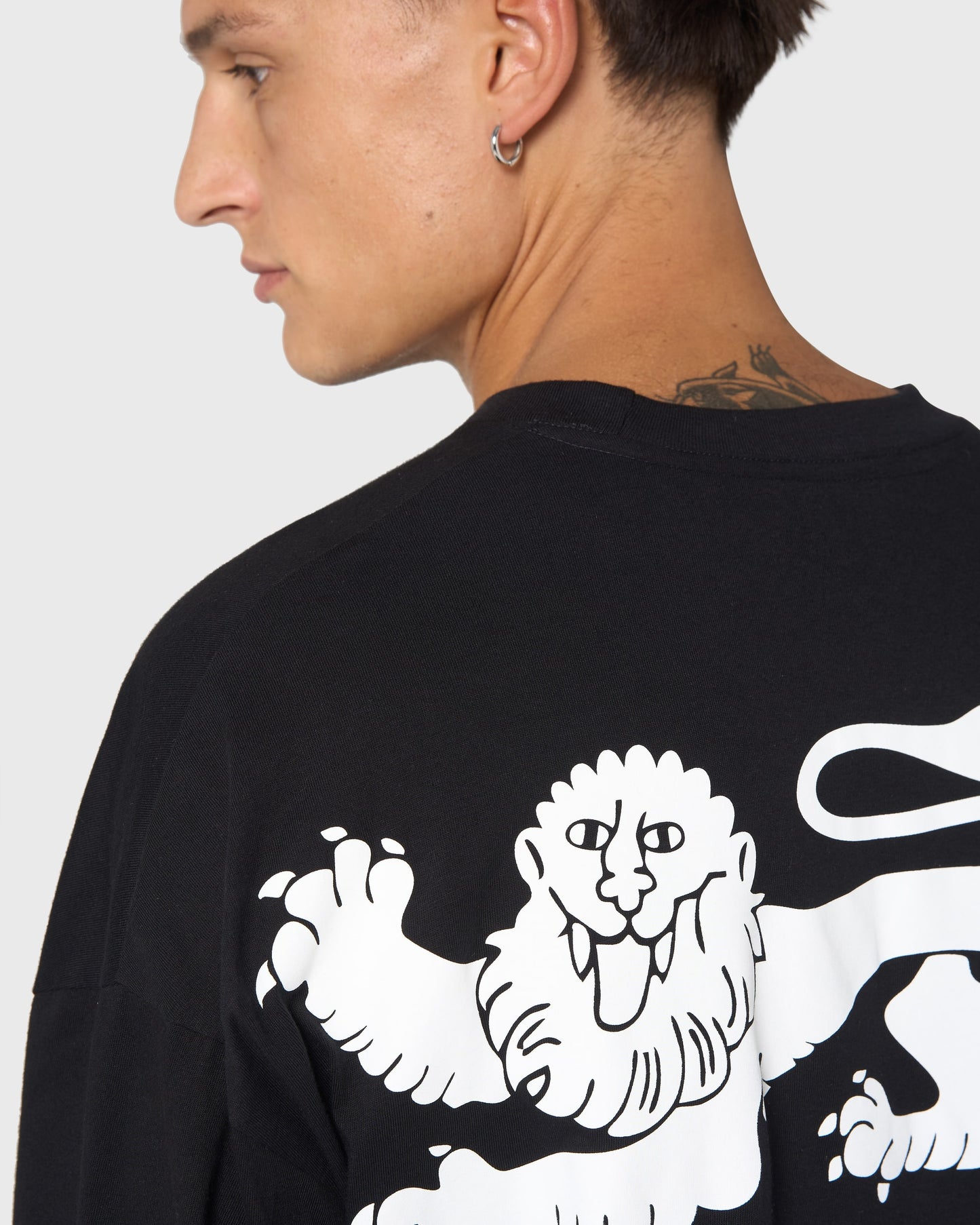 Zoom sur l’arrière du t-shirt Yocaen AVNIER × Saint James, détail d’impression du léopard normand sur l’épaule gauche.