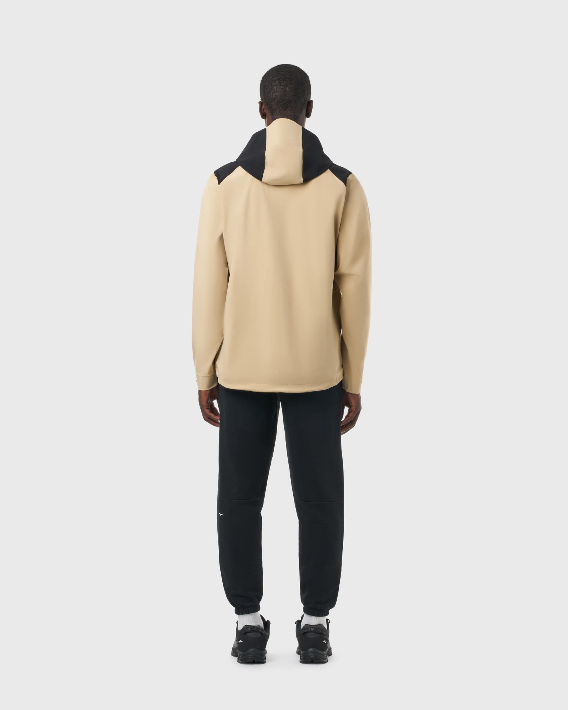 Vue de dos de la veste beige Avnier Hardshell Interlude, lignes épurées et coupe ajustée. - beige