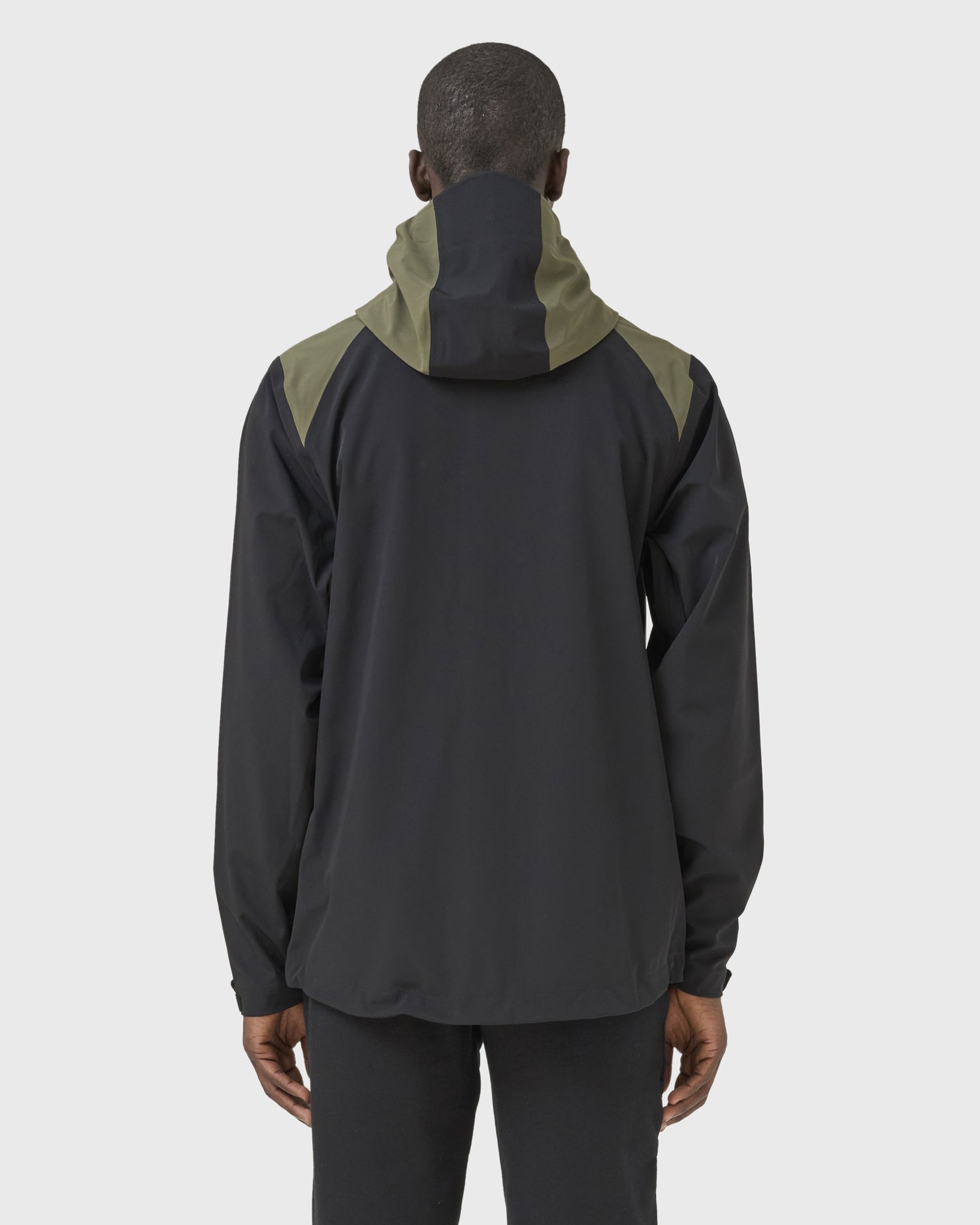Vue de dos de la veste Hardshell Interlude kaki Avnier, coupe ergonomique et design outdoor technique. - kaki