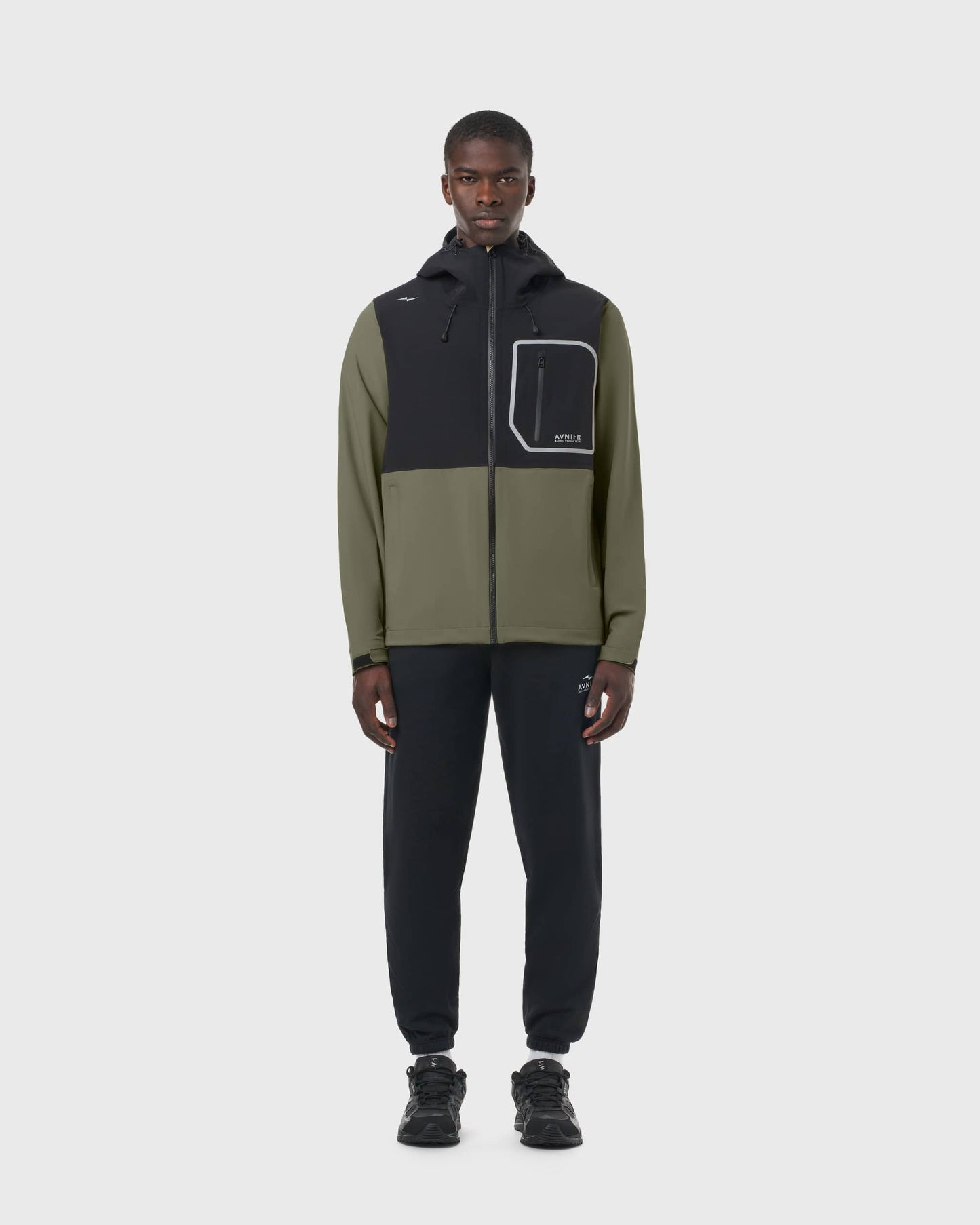 Veste Hardshell Avnier kaki portée par un homme, vêtement technique imperméable pour métiers de l’audiovisuel. - kaki