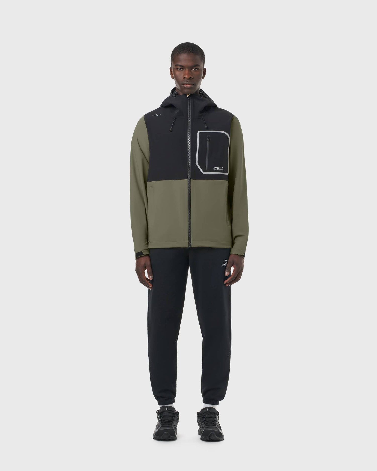 Veste Hardshell Avnier kaki portée par un homme, vêtement technique imperméable pour métiers de l’audiovisuel. - kaki