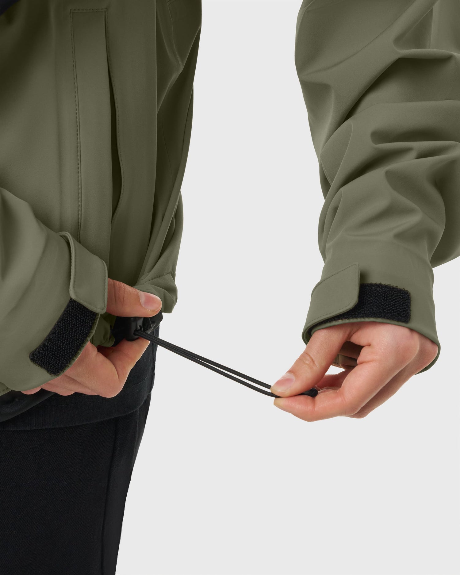 Zoom sur le cordon de serrage du bas de la veste imperméable Interlude AVNIER kaki et noire. - kaki