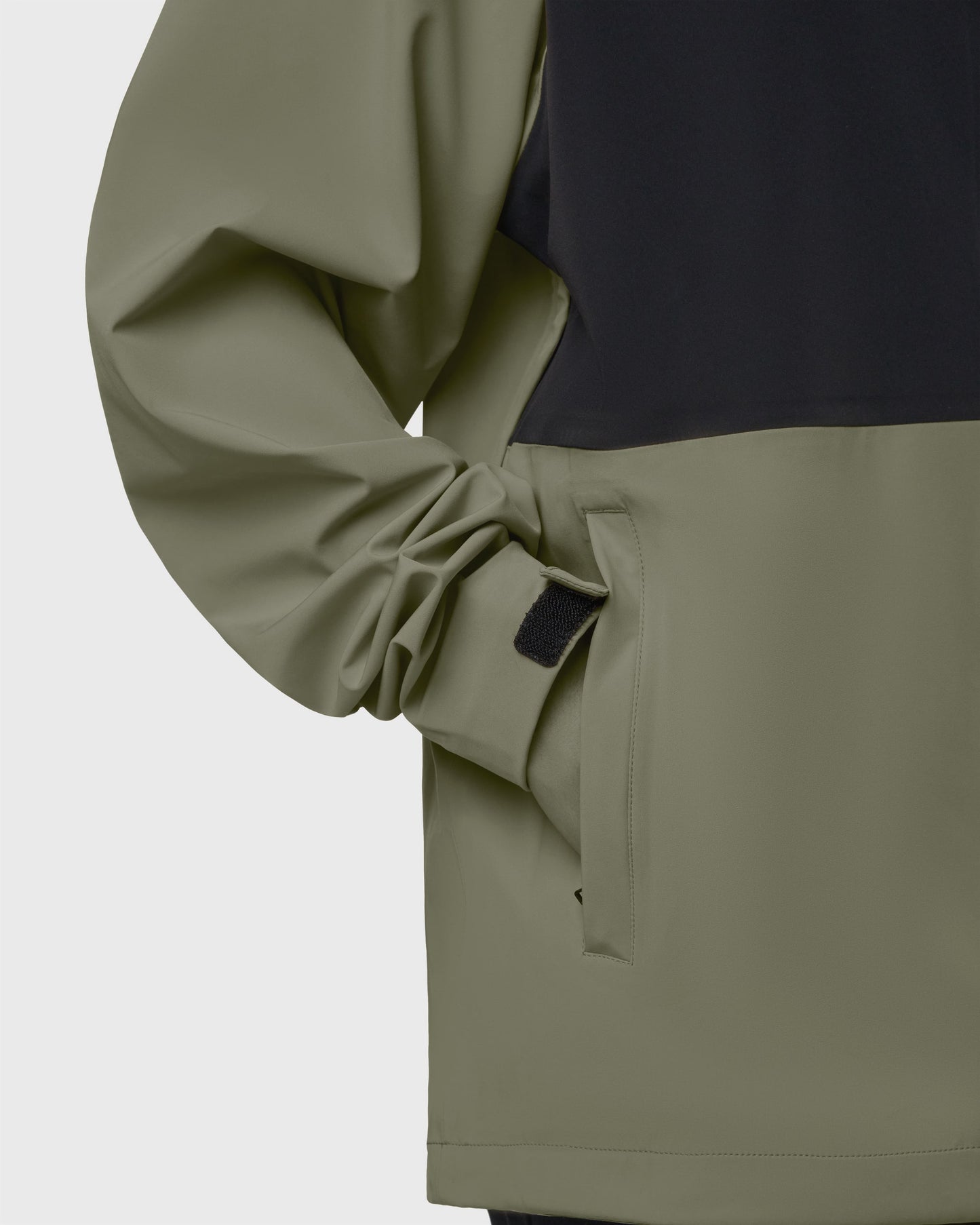 Veste Interlude AVNIER vert et noir zoom sur la poche côté à ouverture verticale et le serrage scratch au poignet. - kaki