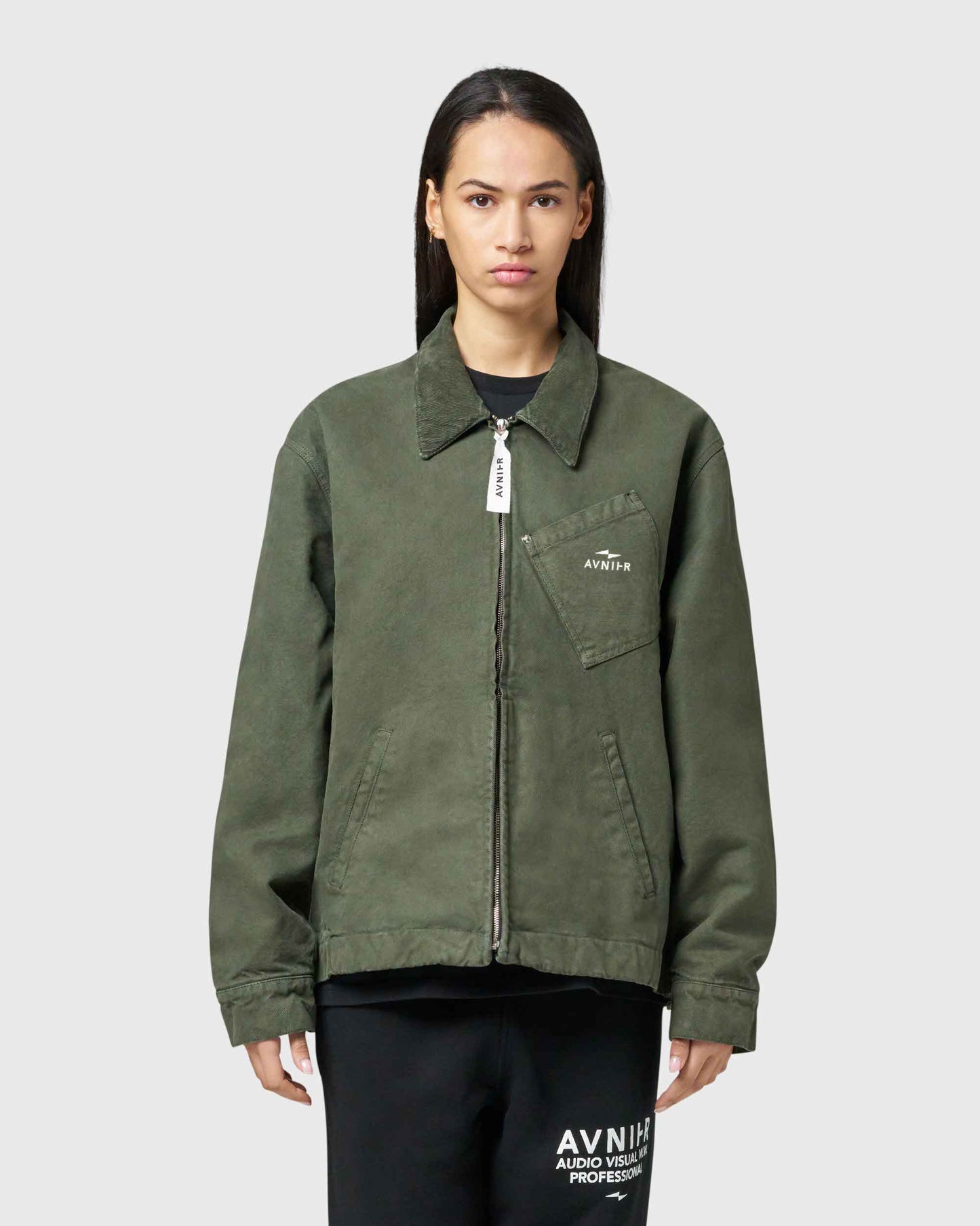 veste-operator-kaki-avnier-audiovisuel-coton-bio-face-femme - Kaki